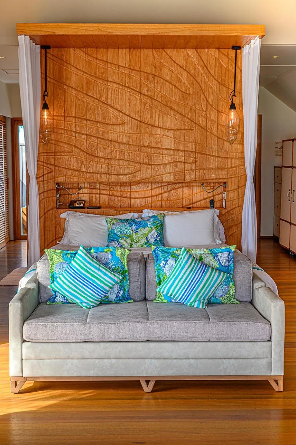 Bed in Constance Moofushi Maldives - All Inclusive