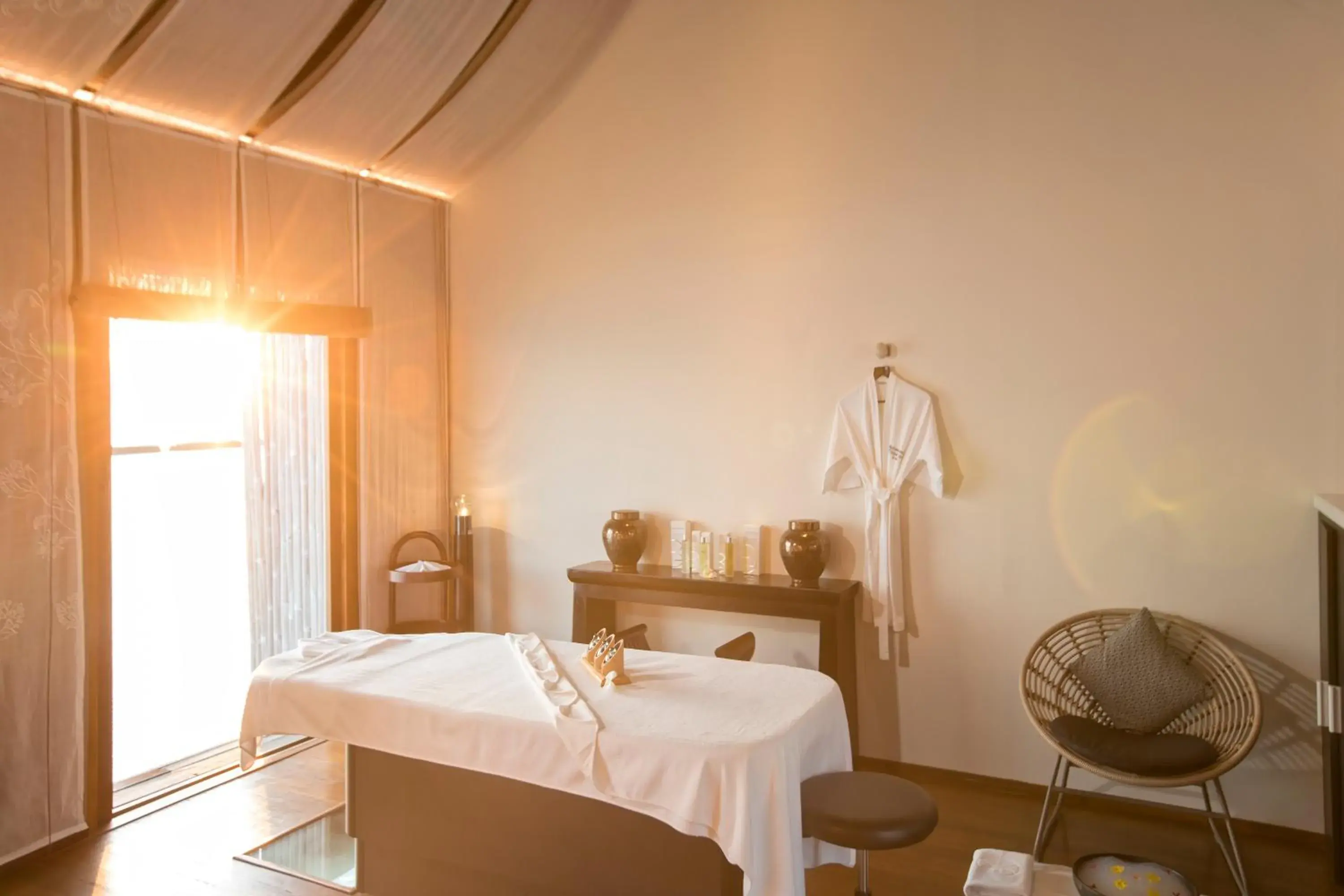 Spa and wellness centre/facilities, Bed in Constance Moofushi Maldives - All Inclusive Spa and wellness centre/facilities, Bed in Constance Moofushi Maldives - All Inclusive