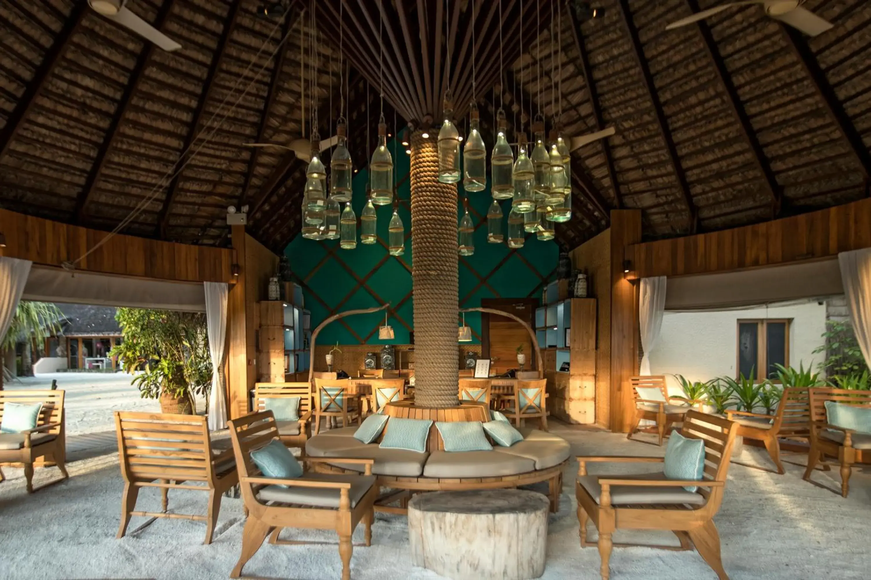 Lounge or bar in Constance Moofushi Maldives - All Inclusive Lounge or bar in Constance Moofushi Maldives - All Inclusive