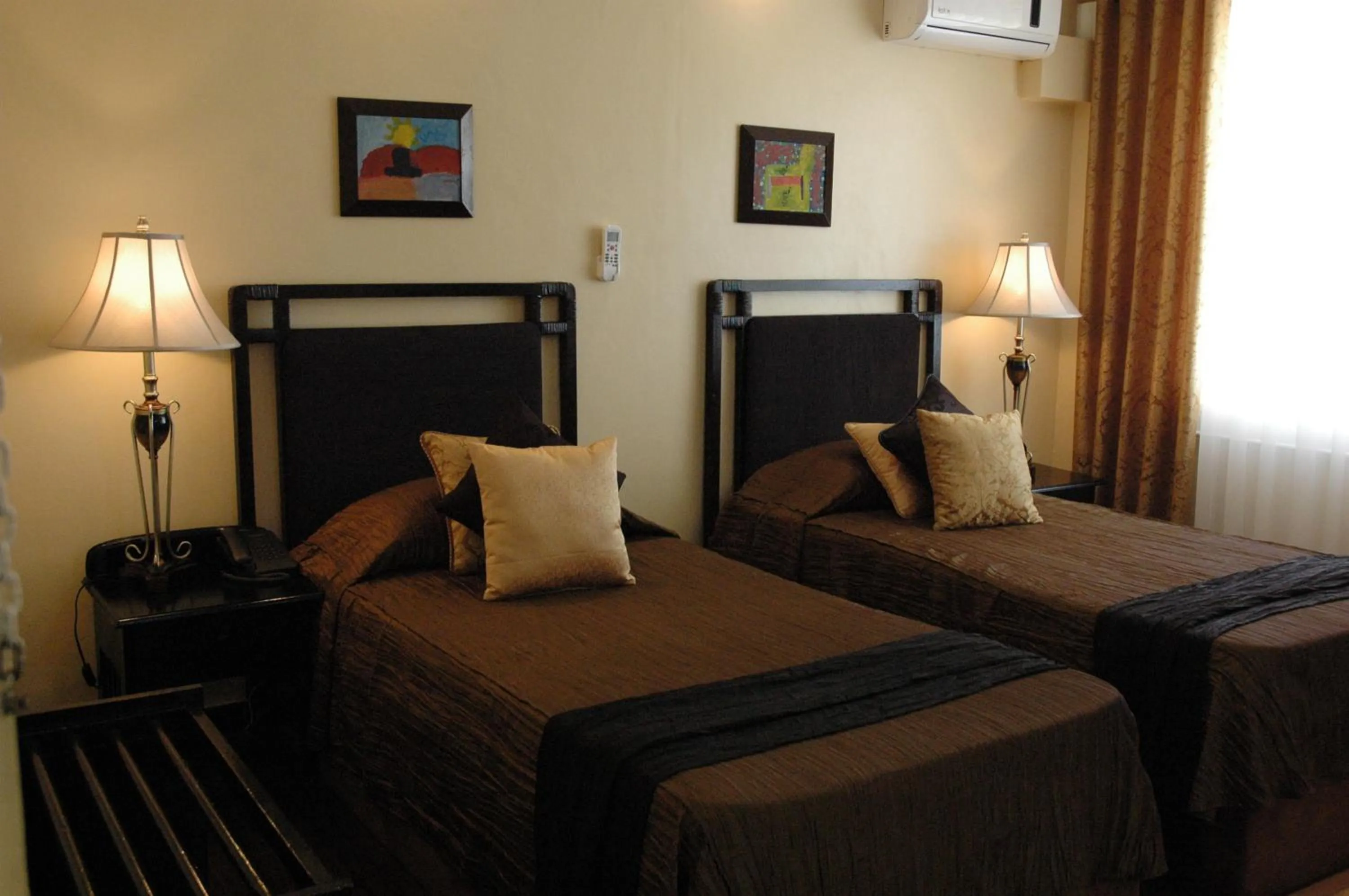 Photo of the whole room, Bed in Manila Manor Hotel