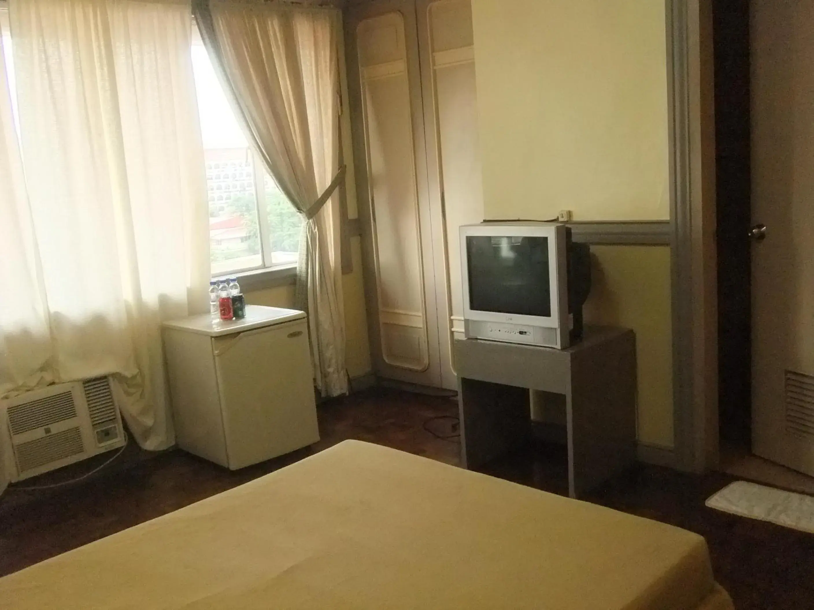 Day, Bed in Manila Manor Hotel Day, Bed in Manila Manor Hotel