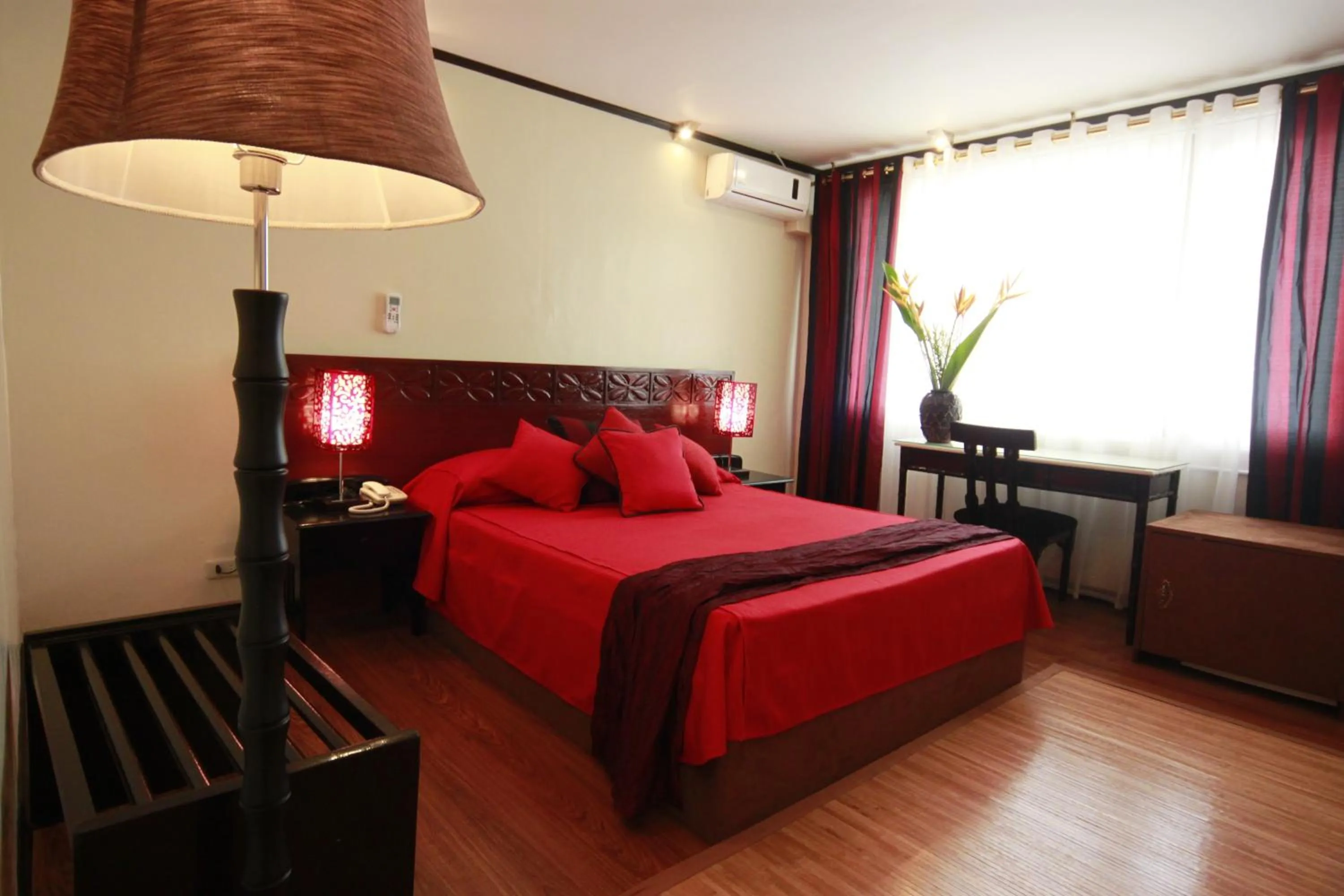 Photo of the whole room, Bed in Manila Manor Hotel