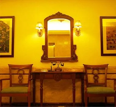 Decorative detail in Beverly Hotel