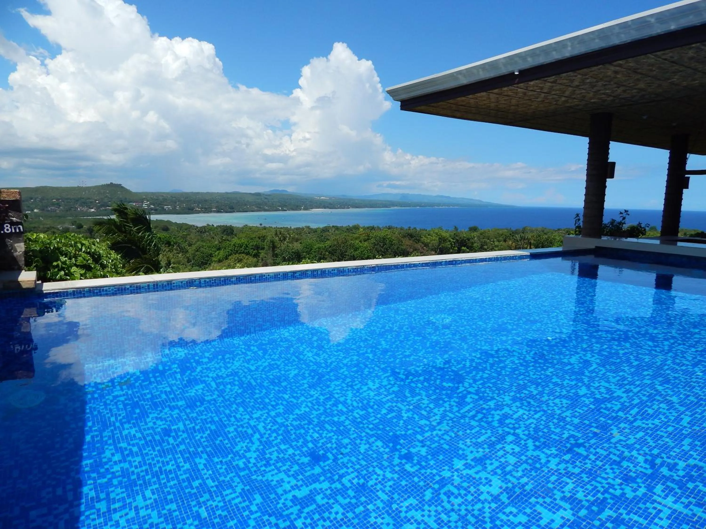 Swimming pool in Bohol Vantage Resort