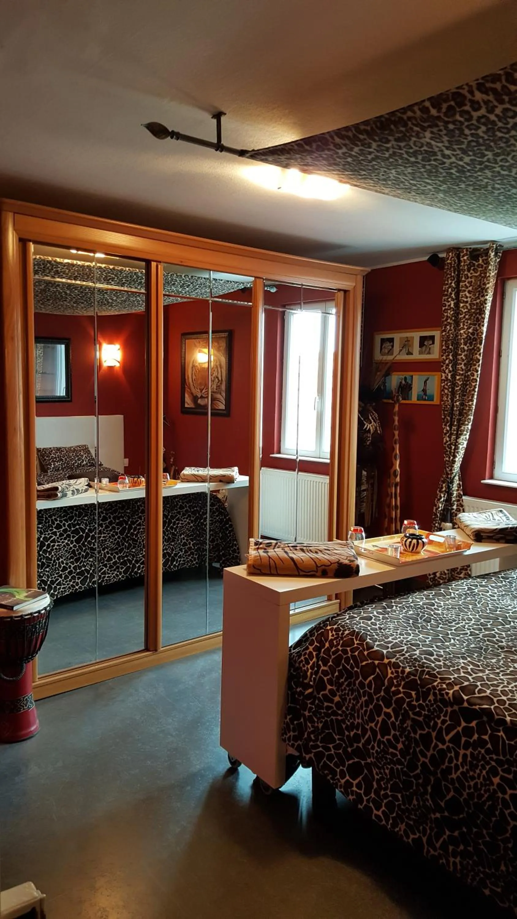 Photo of the whole room in Au berceau du loup agile