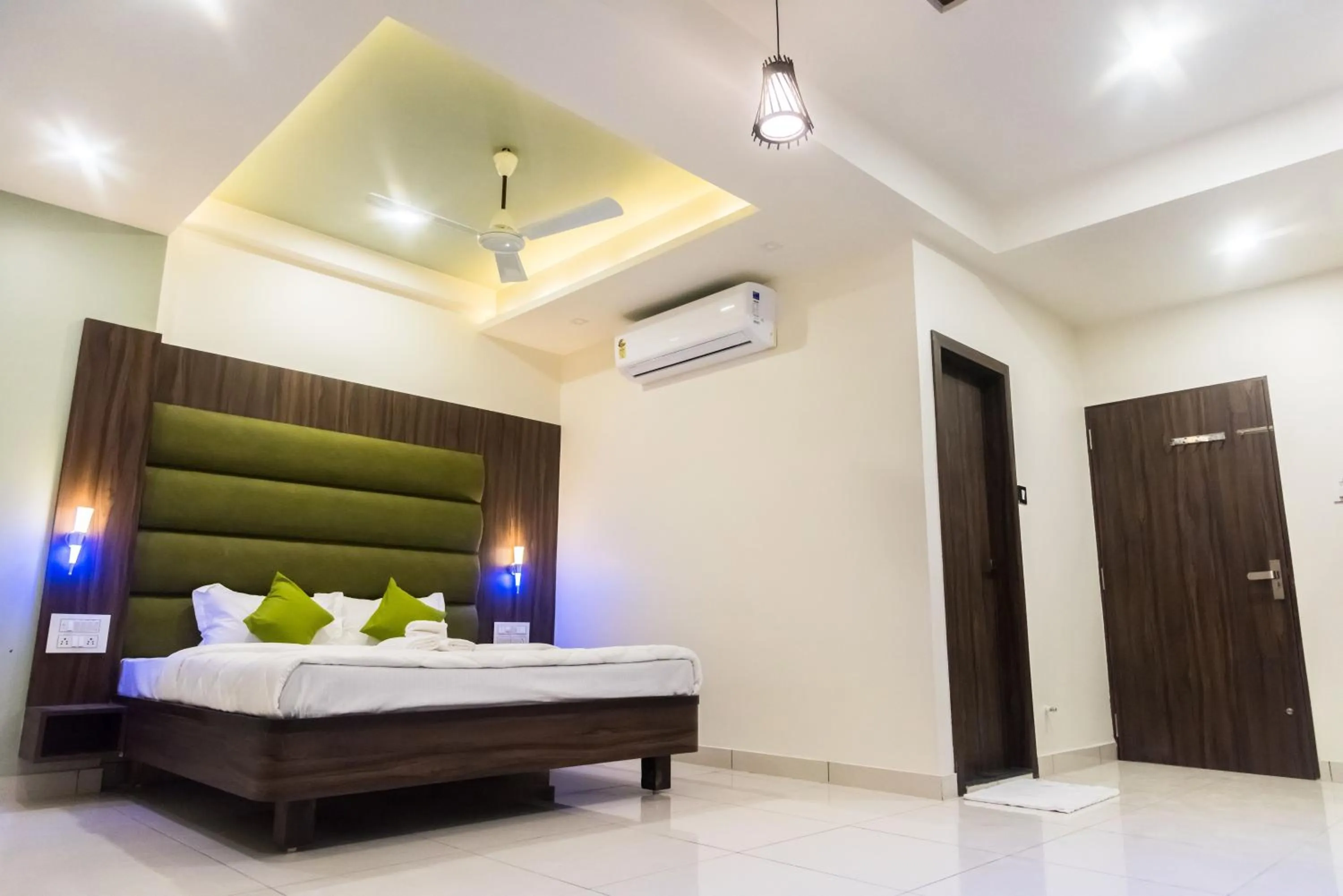 BBQ facilities, Bed in Hotel Shyam Palace