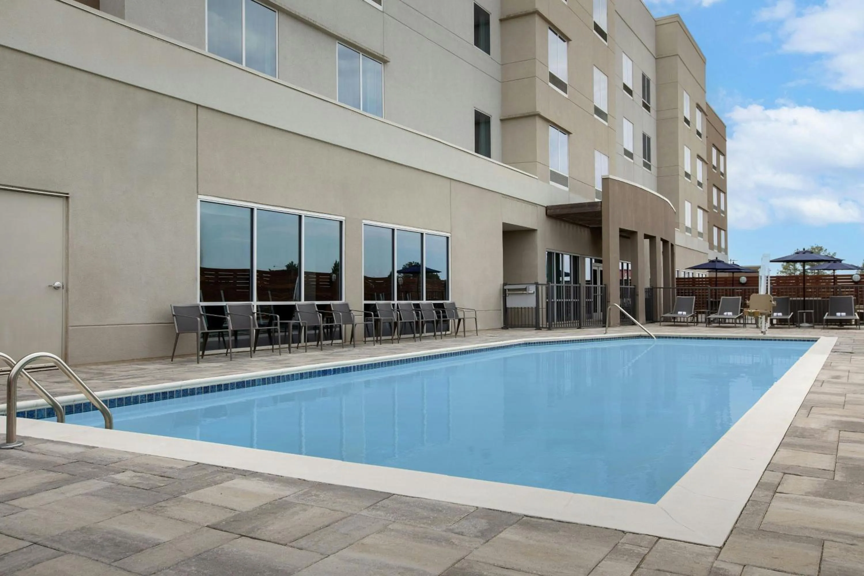 Swimming pool in Courtyard by Marriott Atlanta Kennesaw