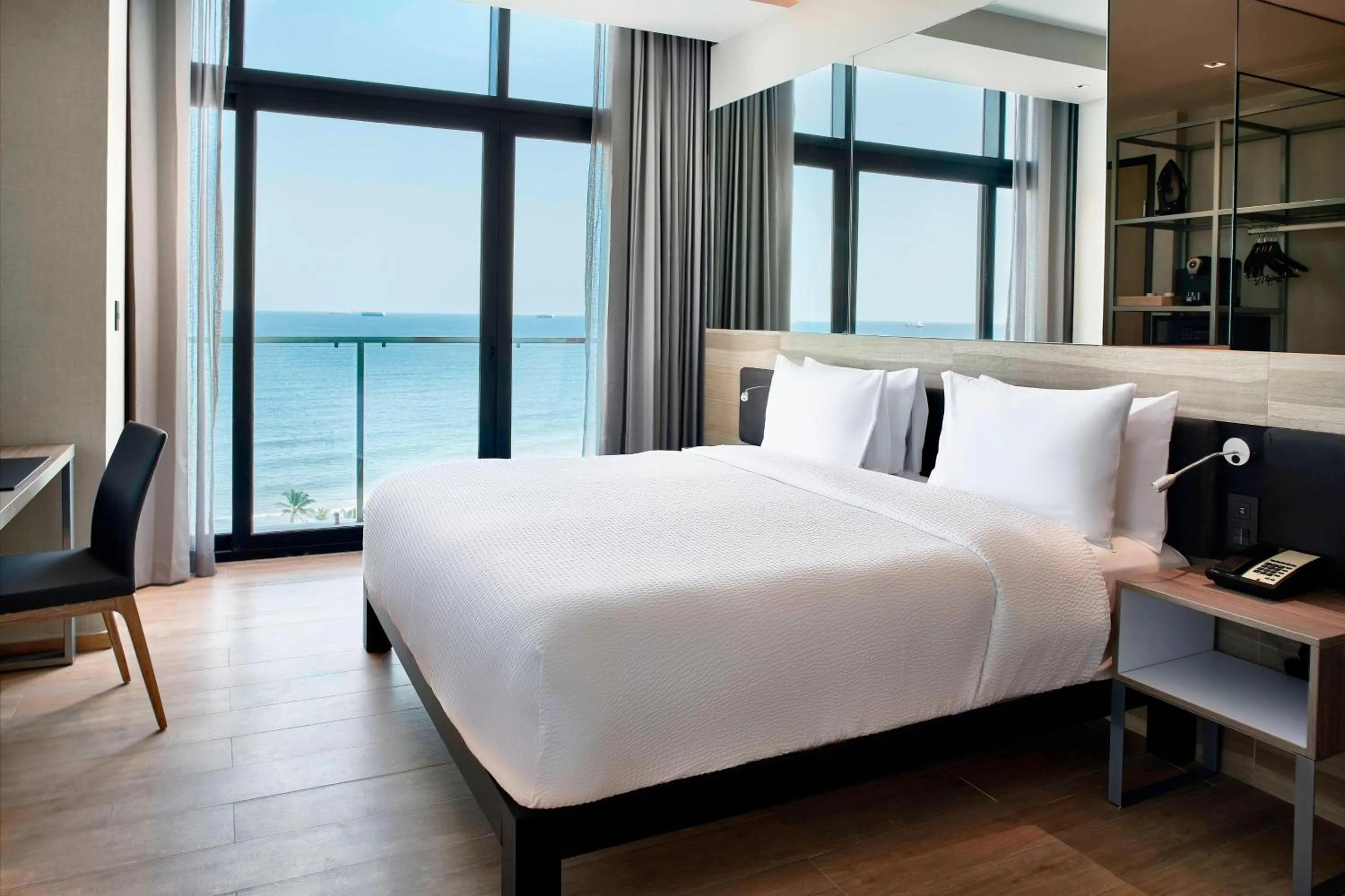 Photo of the whole room, Bed in AC Hotel by Marriott Veracruz