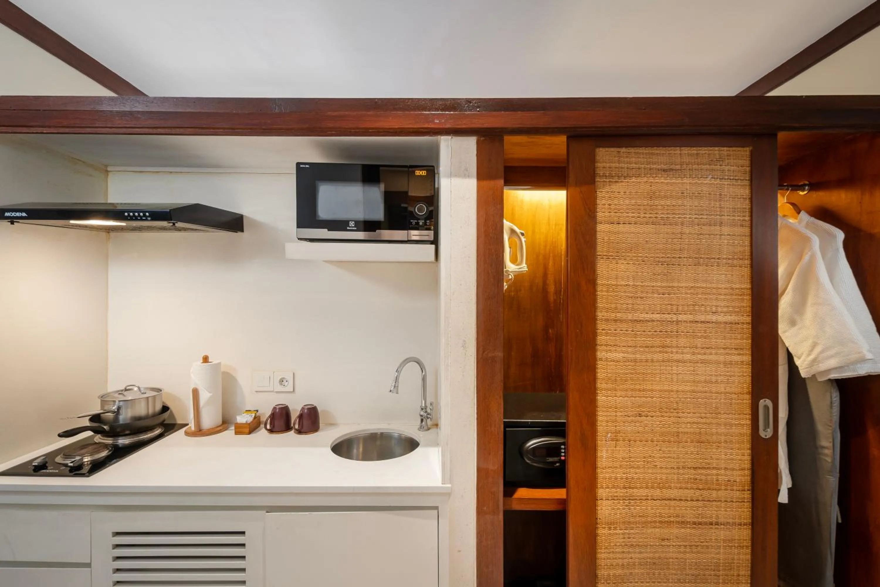 wardrobe in Rama Residence Seminyak