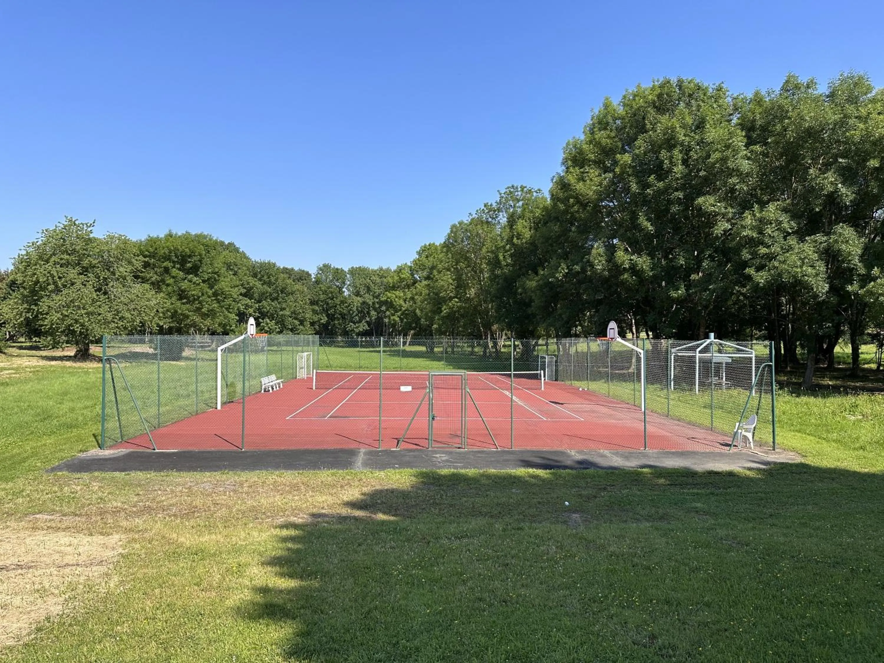 Tennis court in Le Noirlac