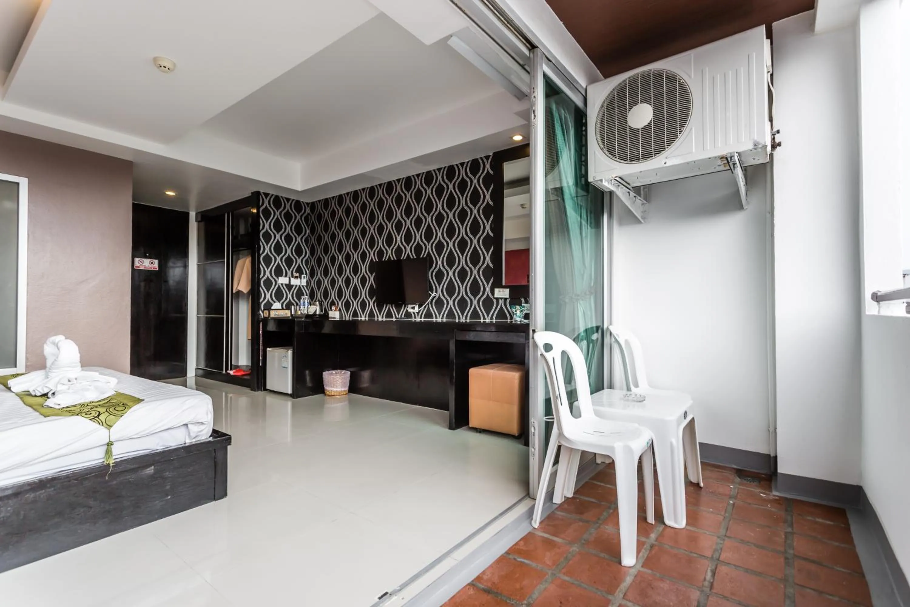 Balcony/Terrace, Bed in 7Q Patong Beach Hotel