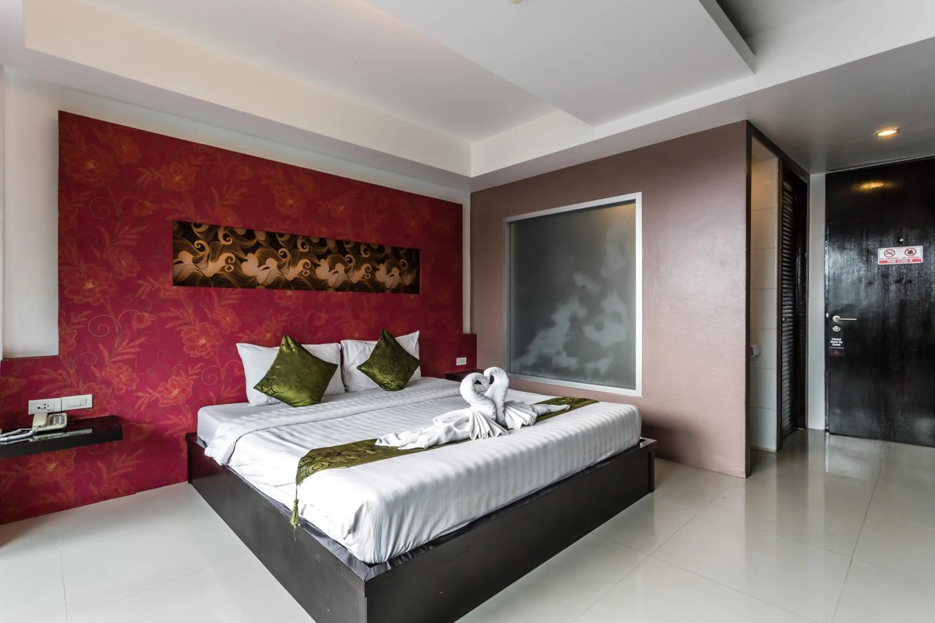 Photo of the whole room, Bed in 7Q Patong Beach Hotel