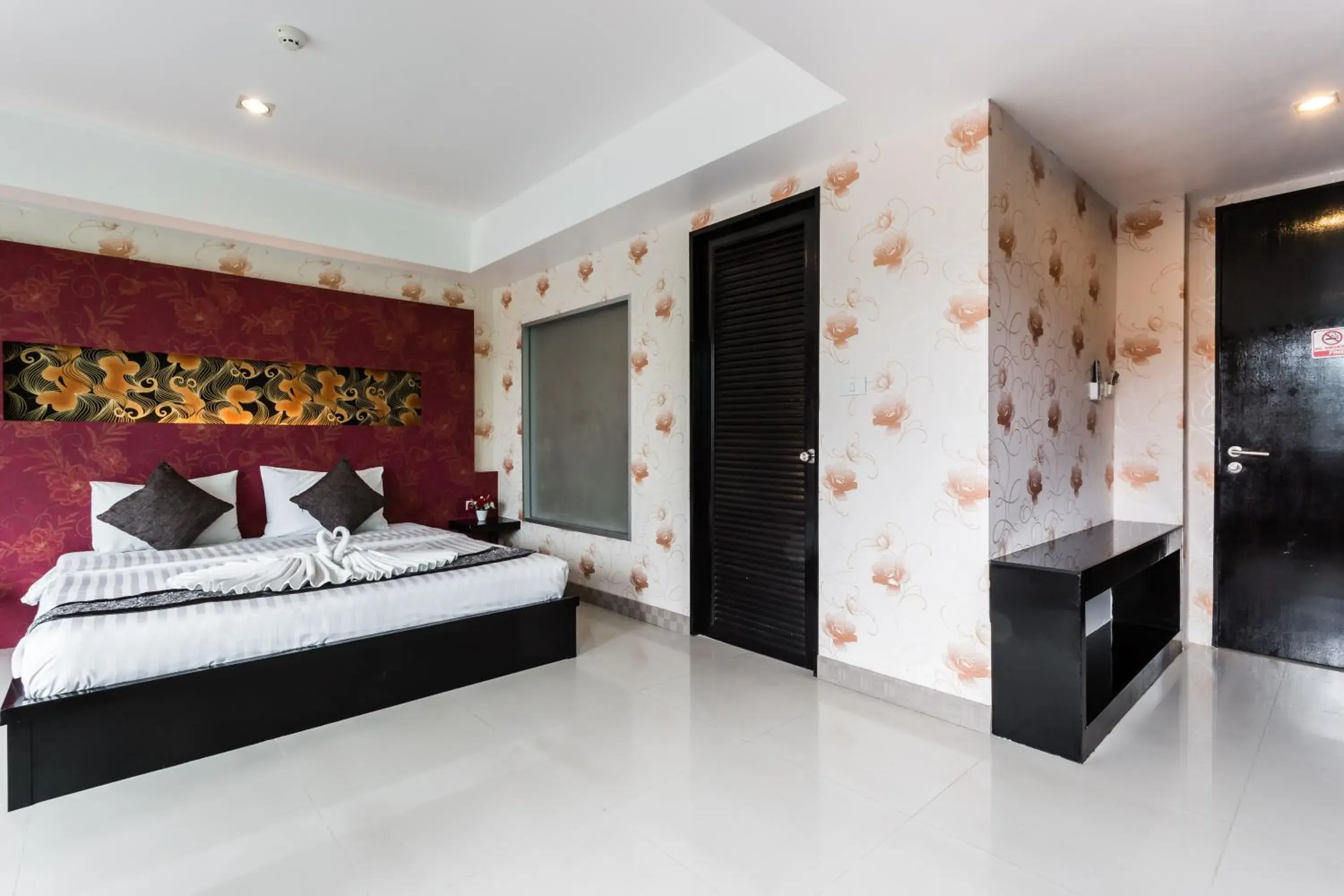 Photo of the whole room, Bed in 7Q Patong Beach Hotel Photo of the whole room, Bed in 7Q Patong Beach Hotel