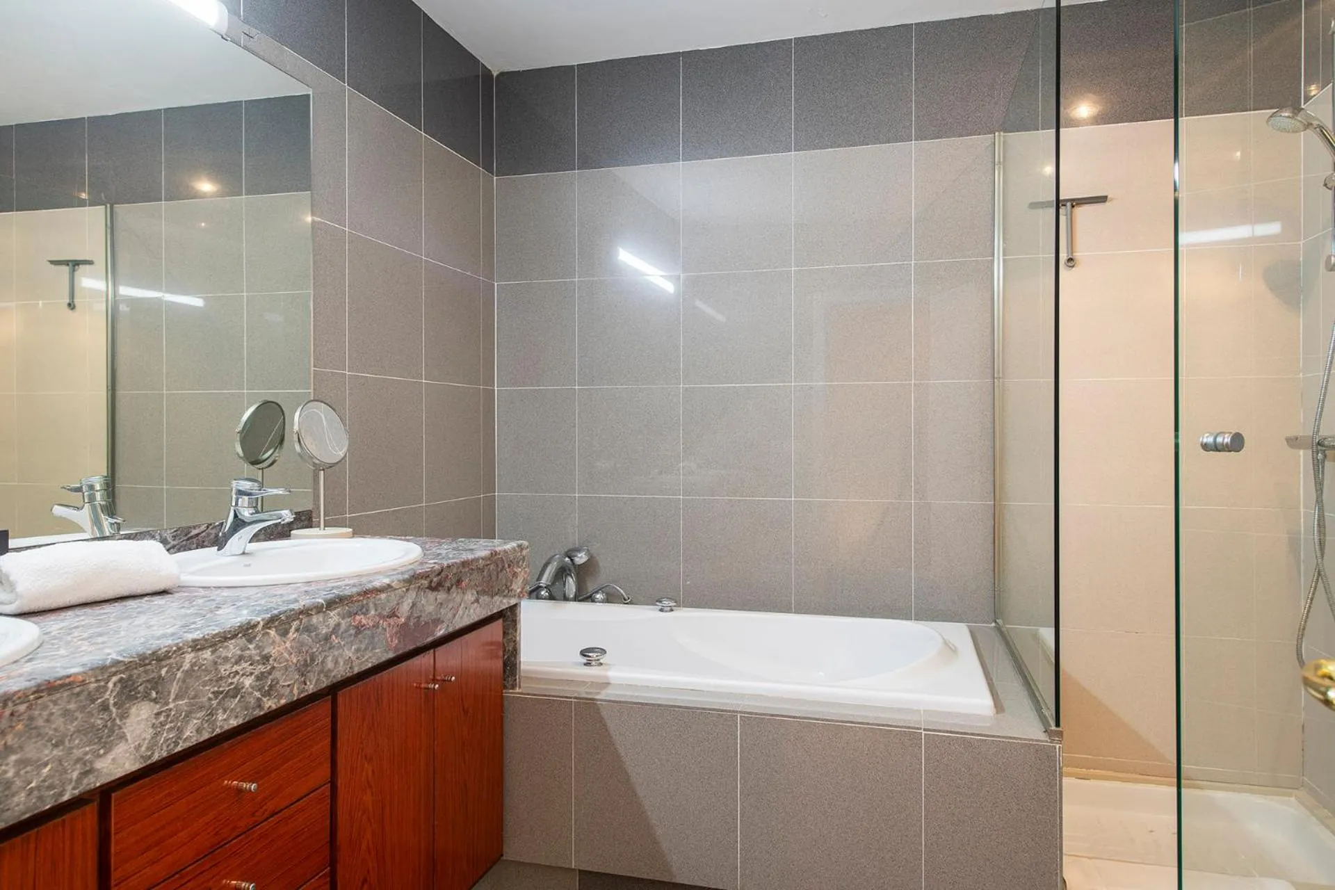 Sleep & Stay- Luxury top floor apt with terrace