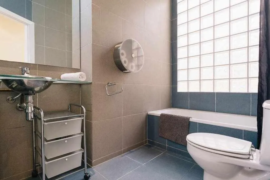 Sleep & Stay- Luxury top floor apt with terrace