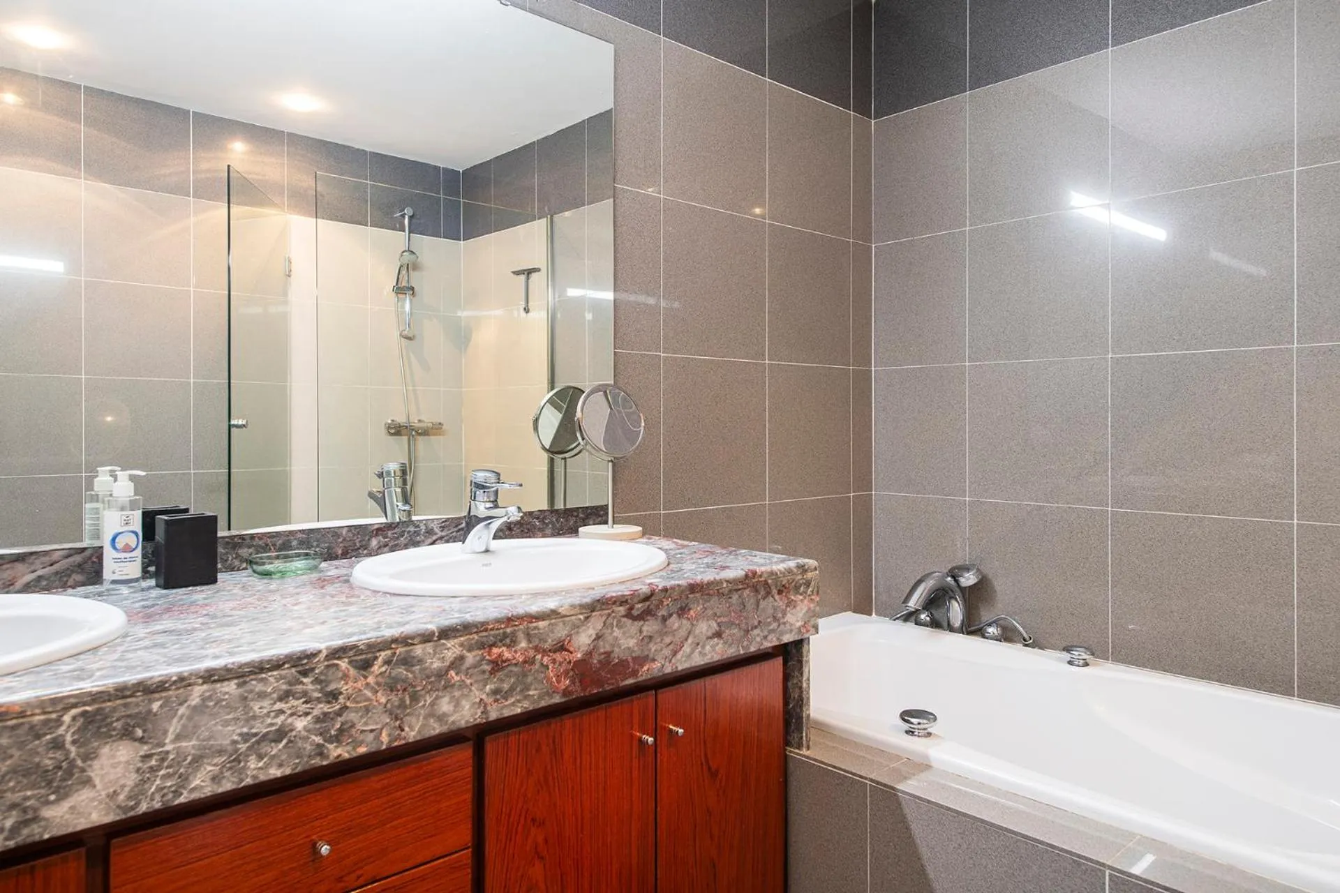 Sleep & Stay- Luxury top floor apt with terrace