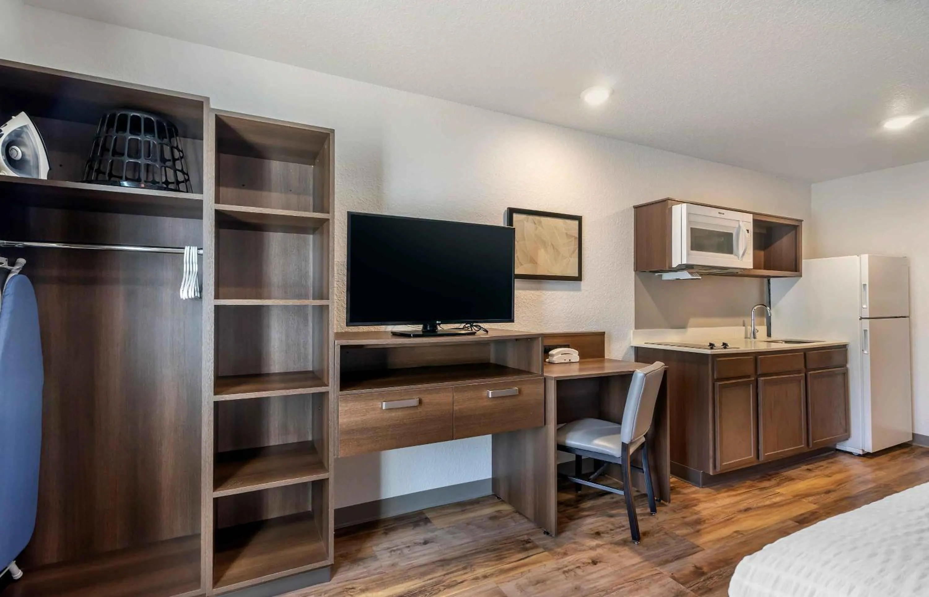 TV and multimedia in Extended Stay America Select Suites - Tampa - Brandon - East