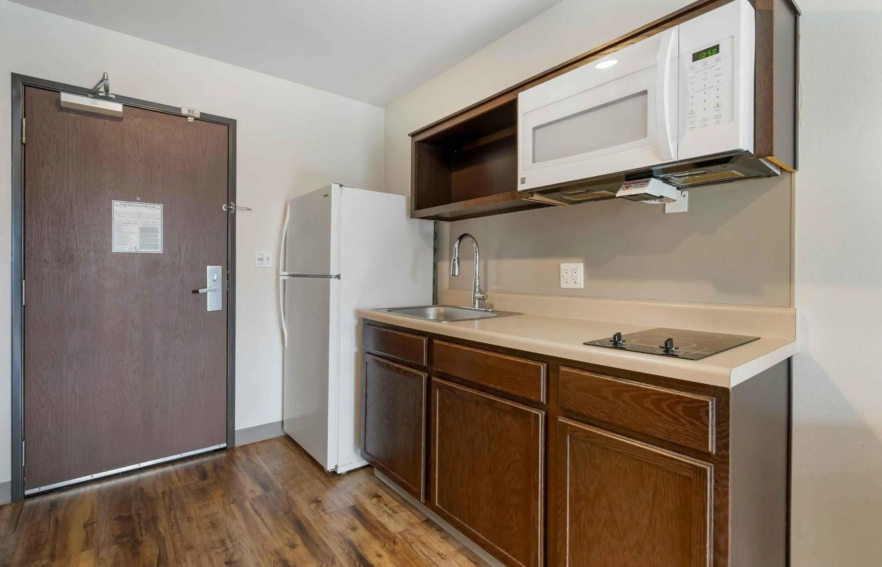 Kitchen or kitchenette in Extended Stay America Select Suites - Tampa - Brandon - East