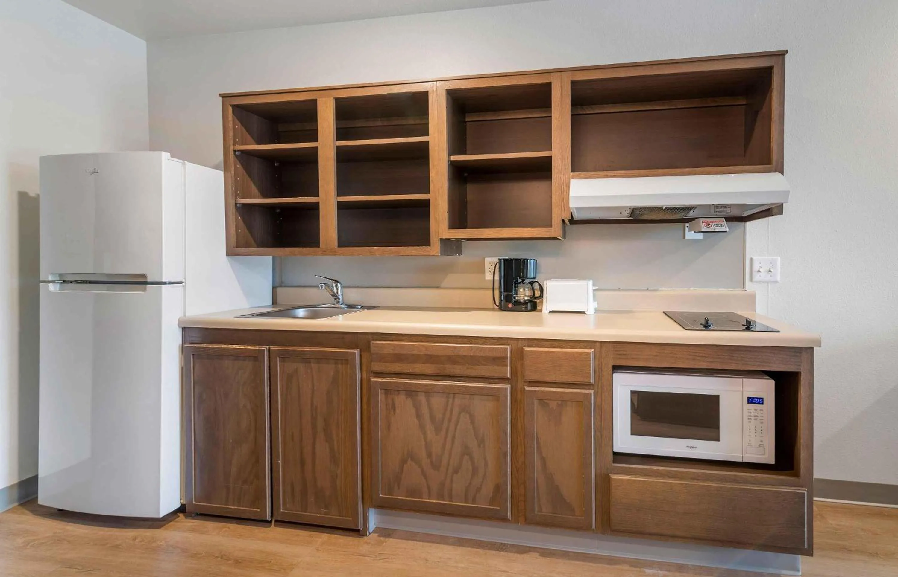Kitchen or kitchenette in Extended Stay America Select Suites - Tampa - Brandon - East