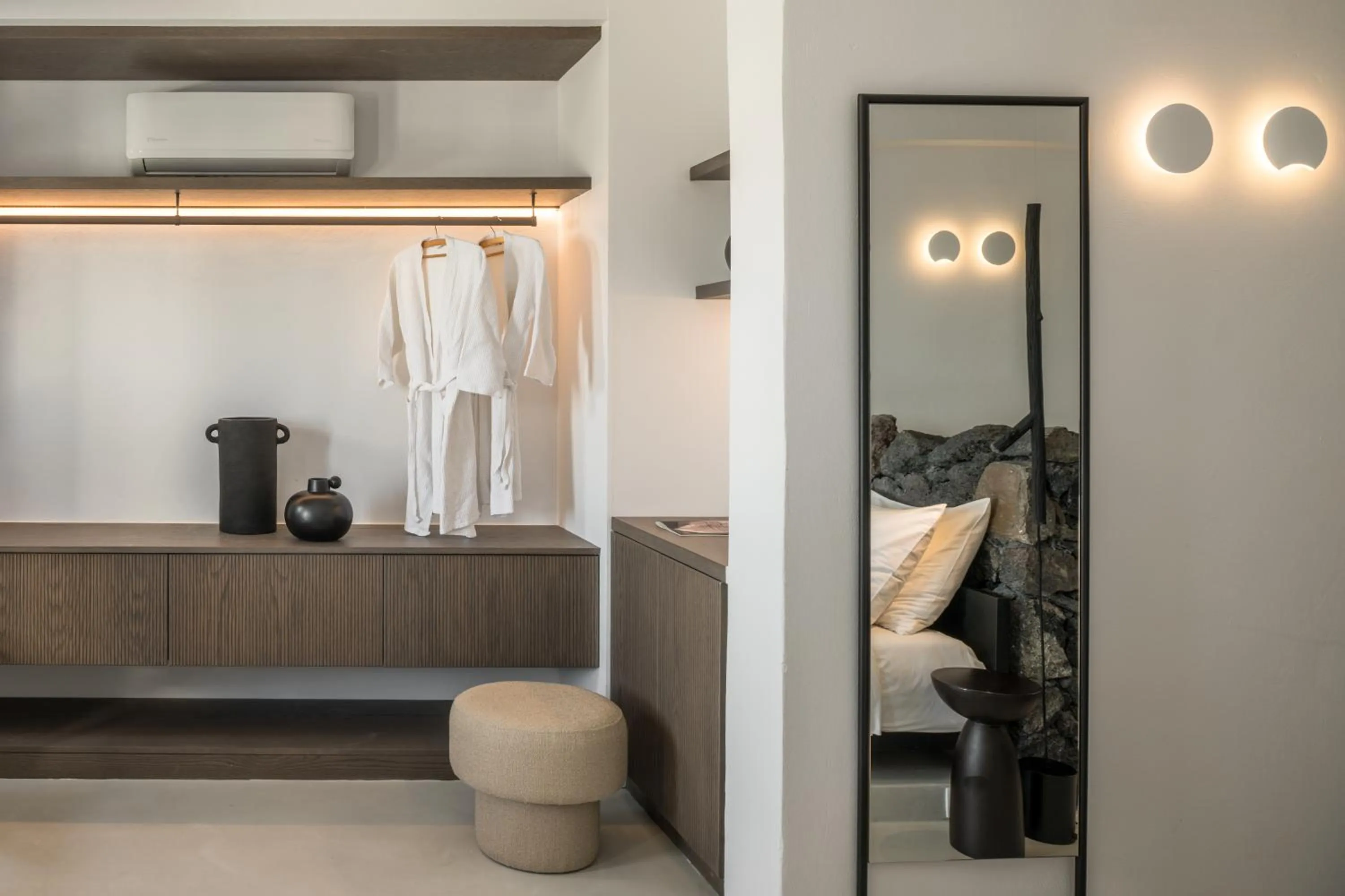 Photo of the whole room, Bed in Honeymoon Petra Villas