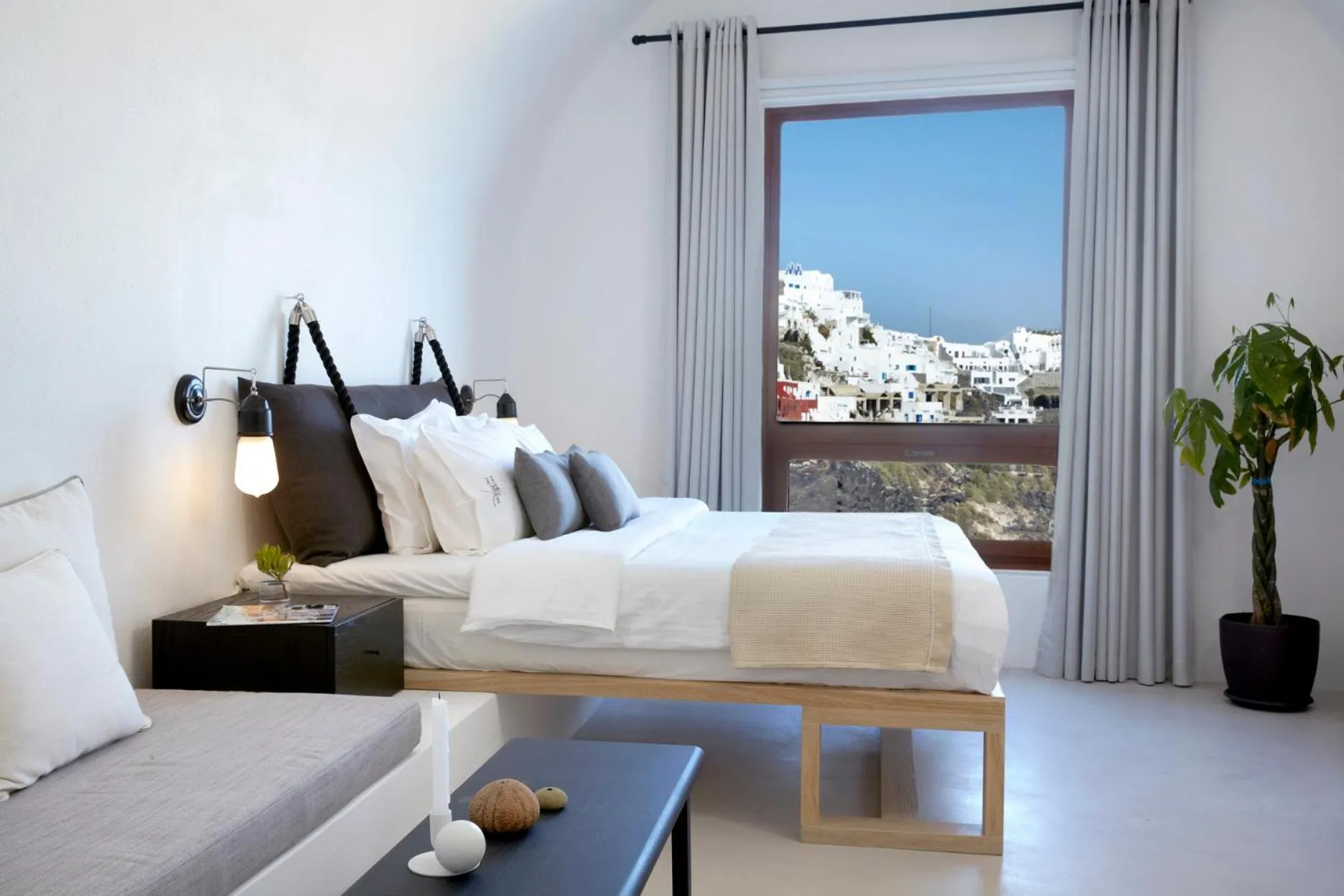 Photo of the whole room, Bed in Honeymoon Petra Villas