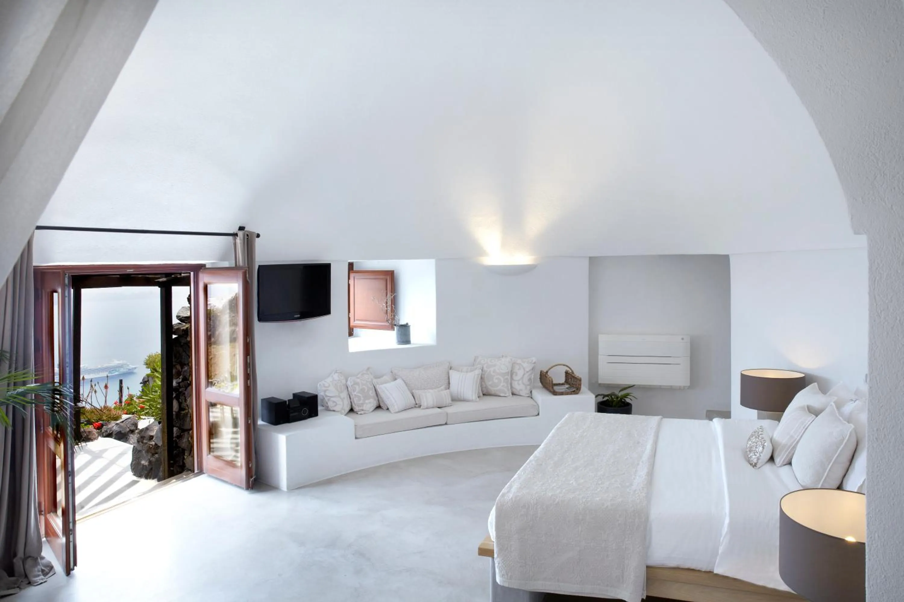 Bed in Honeymoon Petra Villas