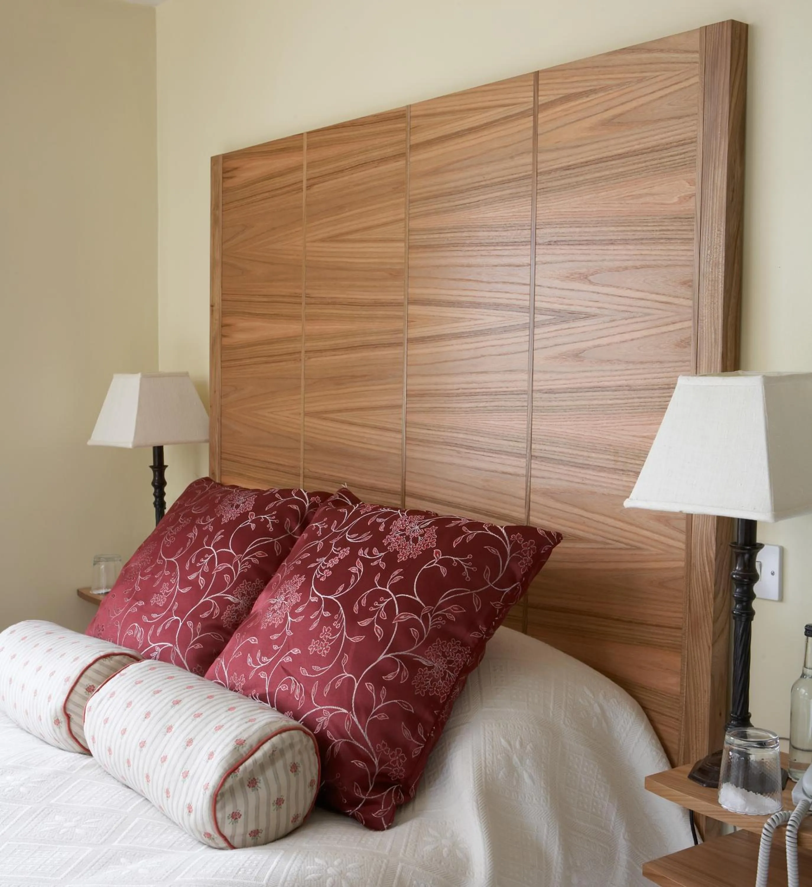 Bedroom, Bed in Yalbury Cottage
