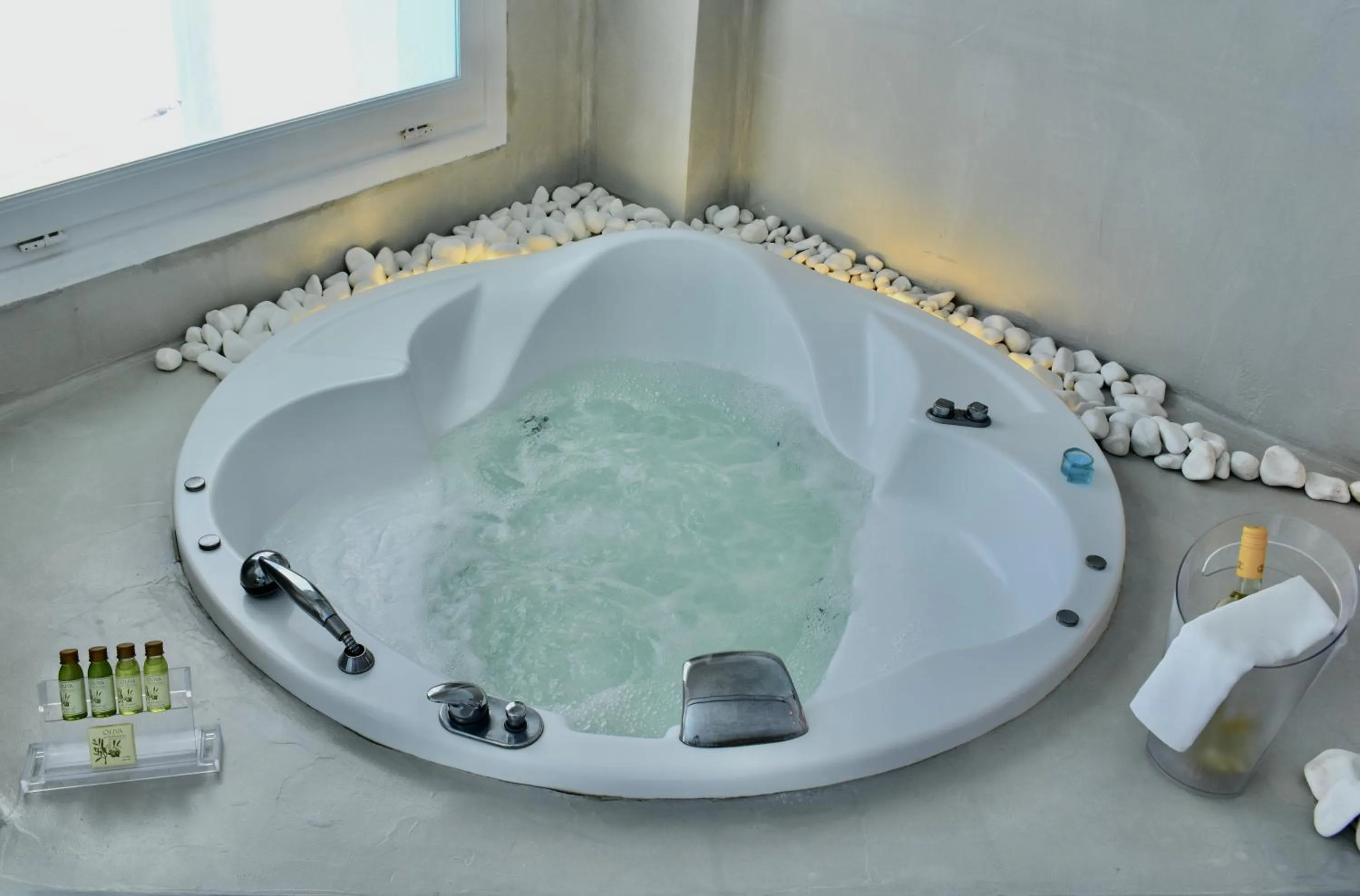 Hot Tub in Aeolos Art & Eco Suites Adults Only