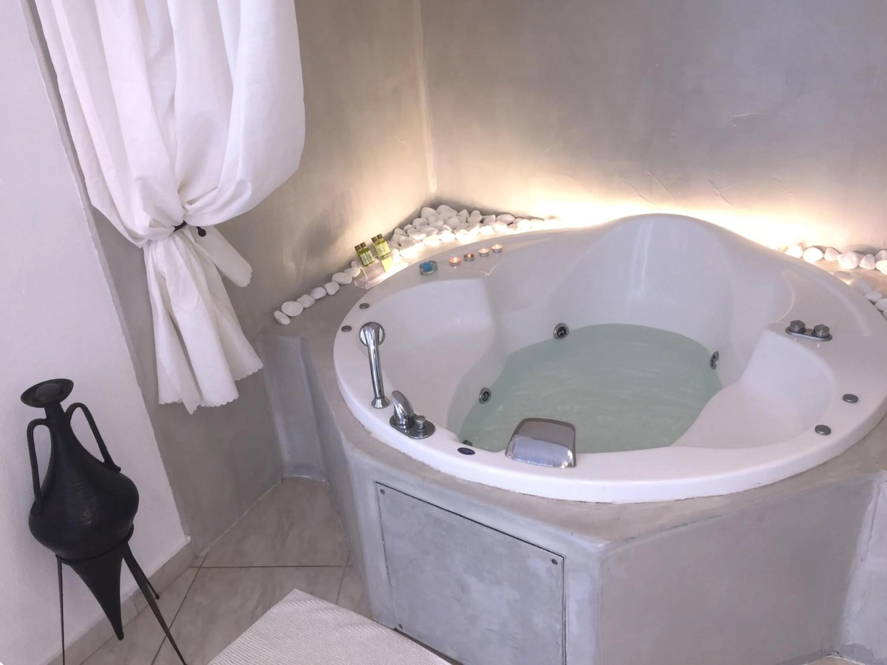 Hot Tub in Aeolos Art & Eco Suites Adults Only