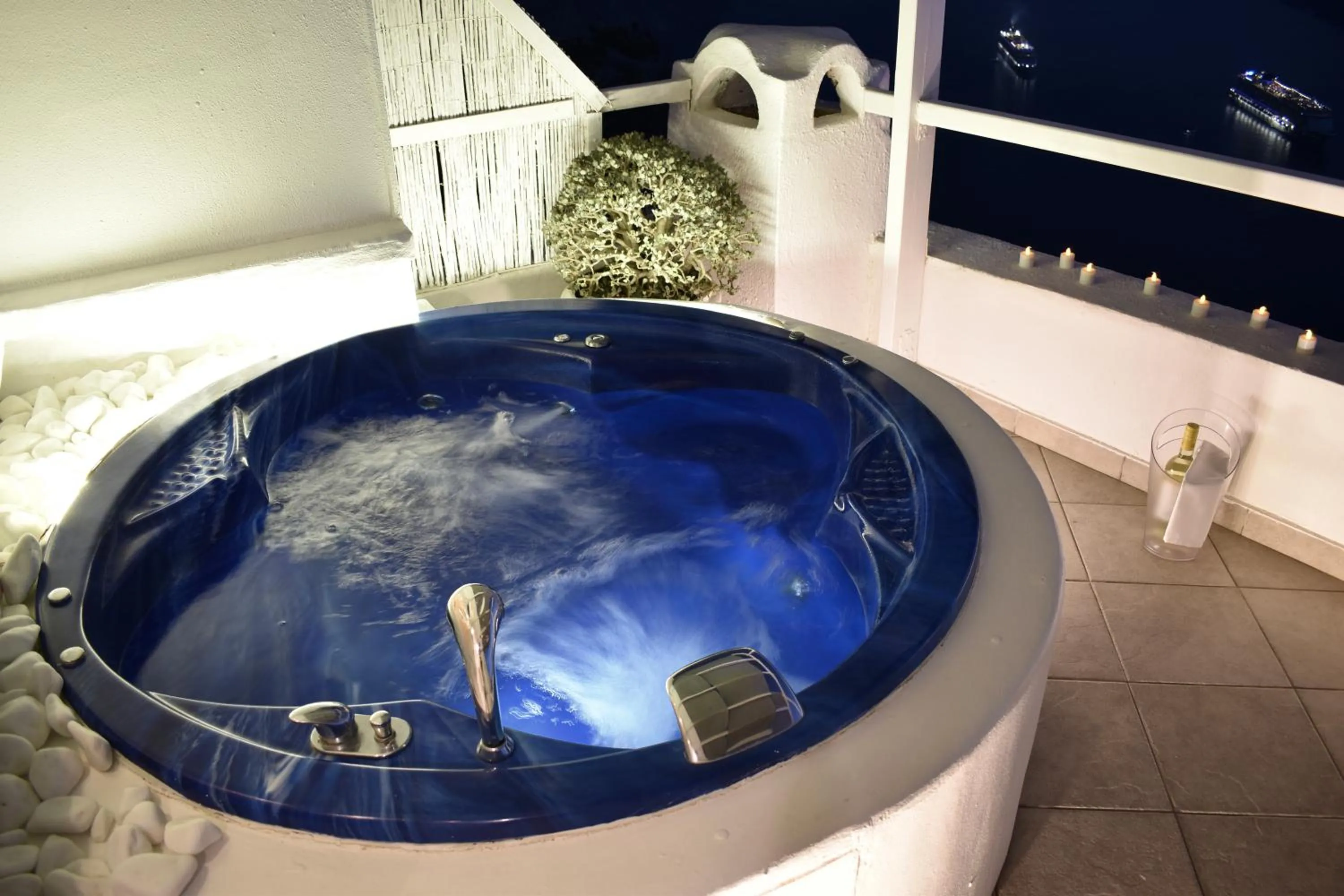 Hot Tub in Aeolos Art & Eco Suites Adults Only