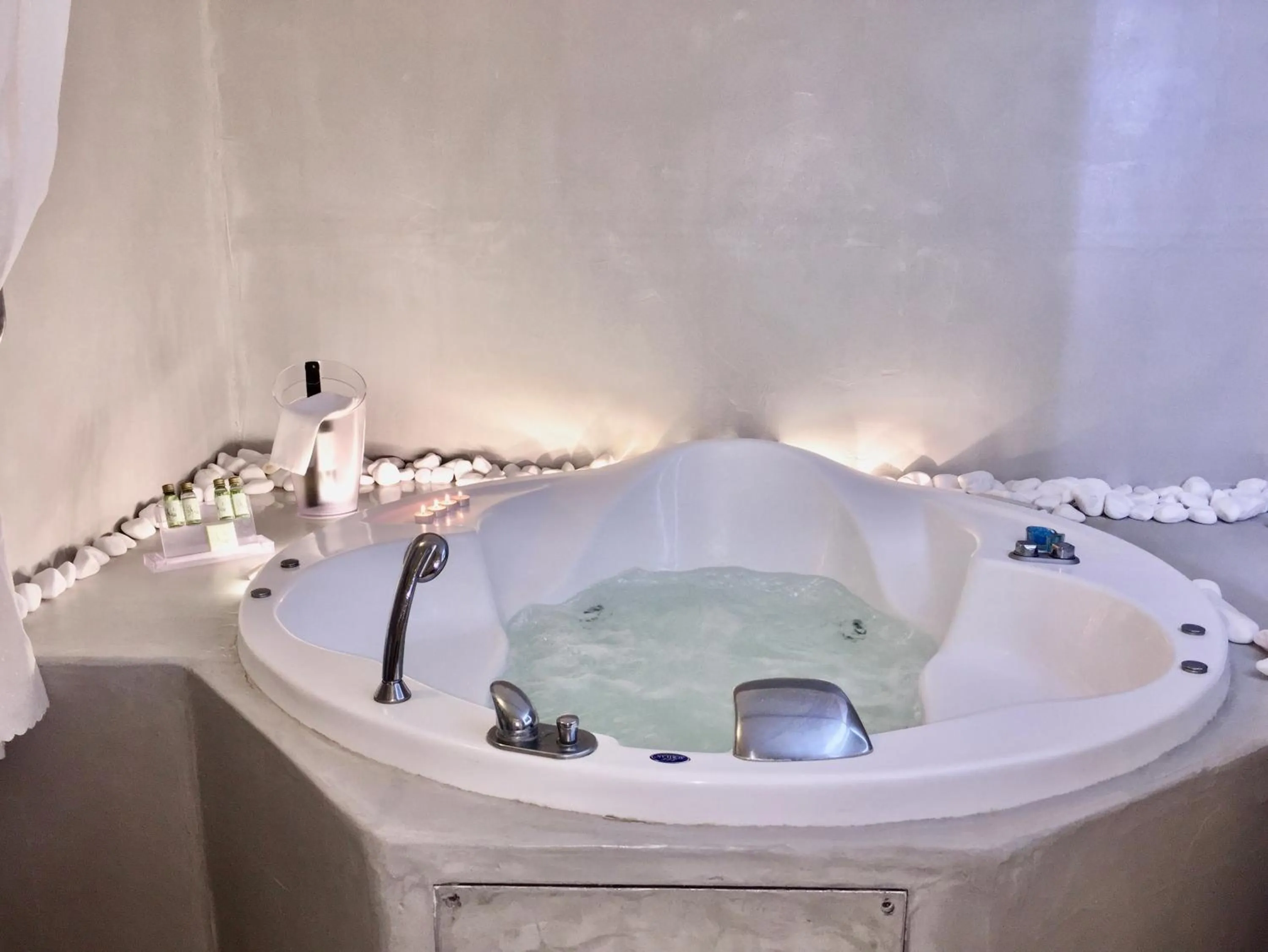 Hot Tub in Aeolos Art & Eco Suites Adults Only