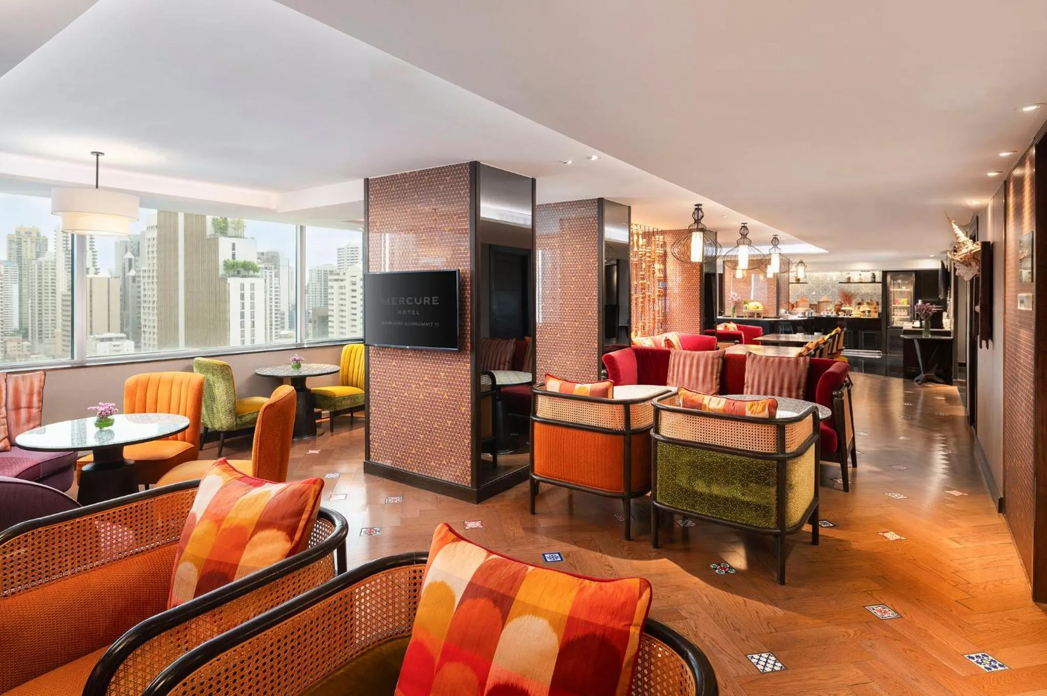 Lounge or bar in Mercure Bangkok Sukhumvit 11