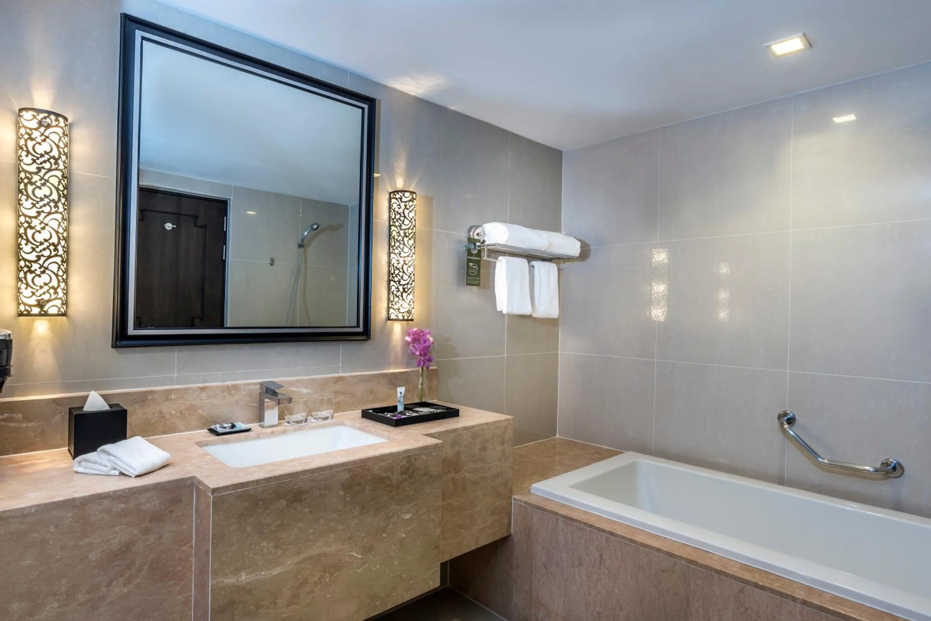 Photo of the whole room in Mercure Bangkok Sukhumvit 11