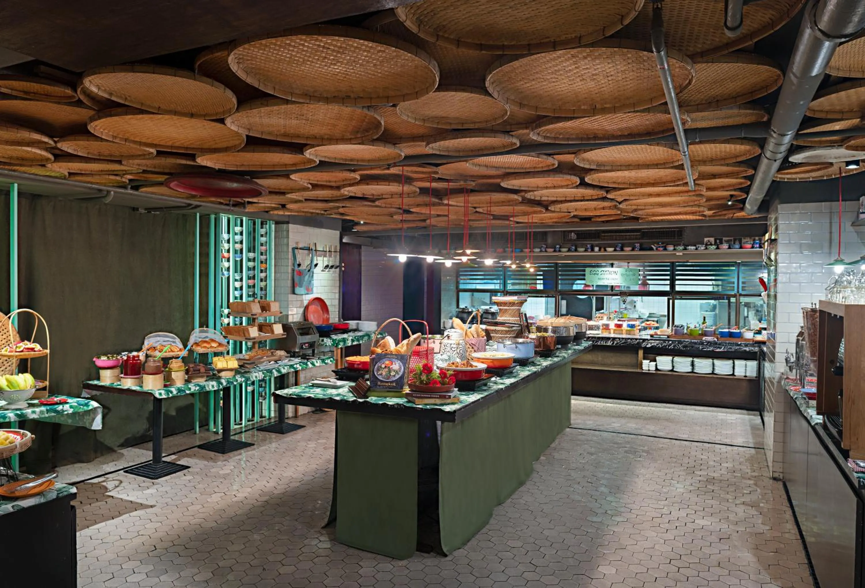 Lounge or bar in Mercure Bangkok Sukhumvit 11