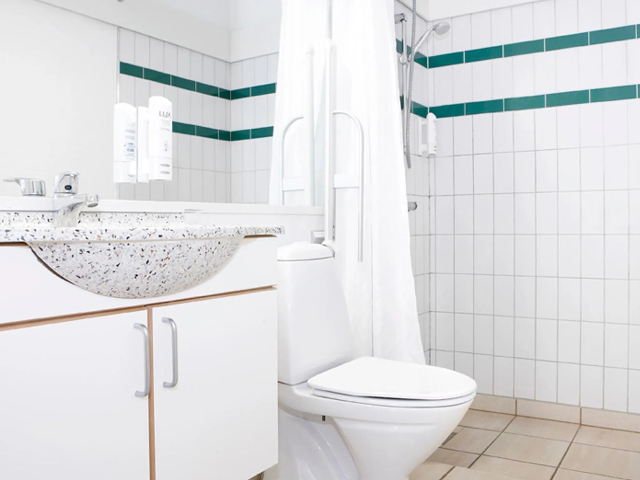 Shower, Bathroom in Hotel Ry