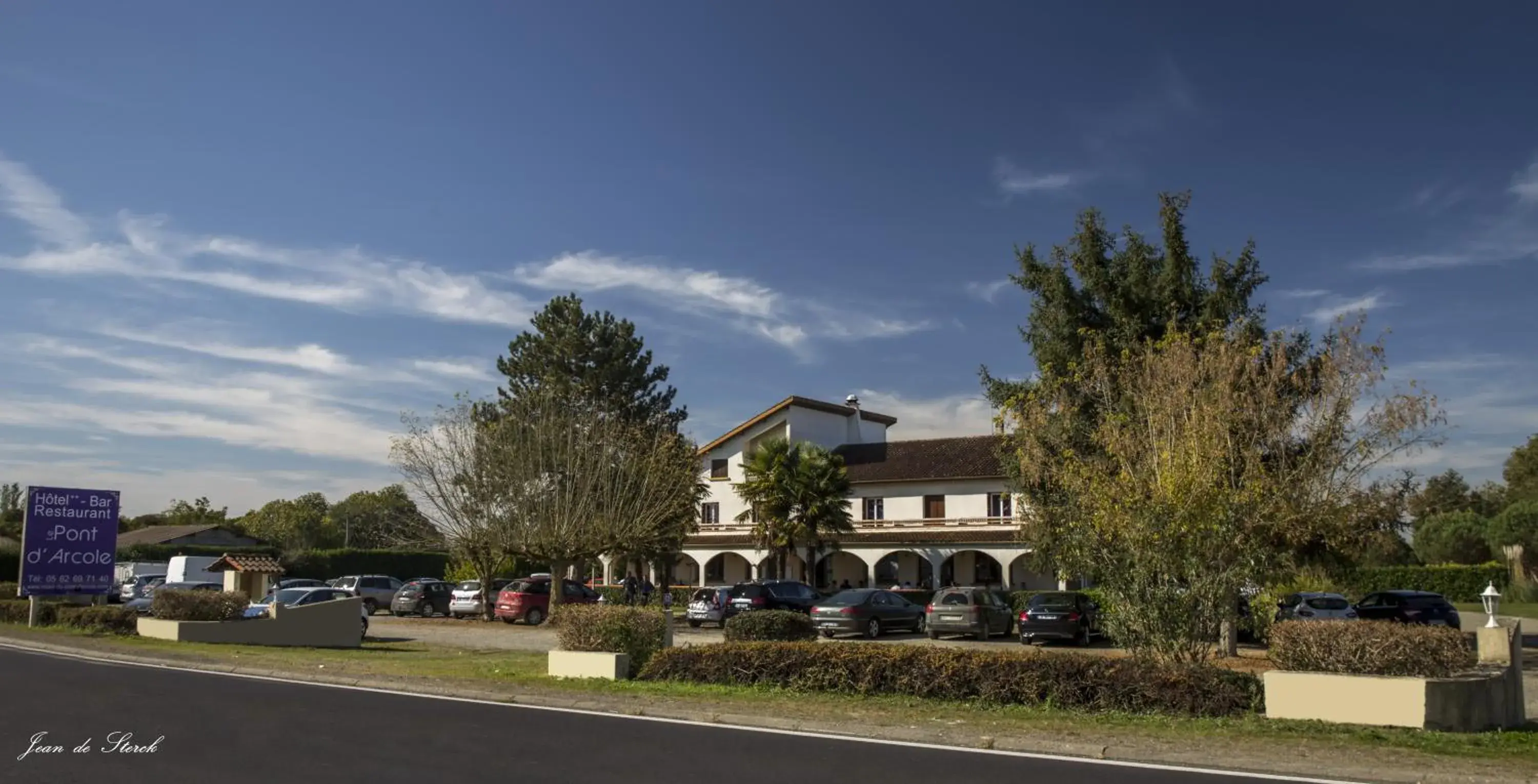 Property building in Logis Hôtel Le pont d'Arcole Property building in Logis Hôtel Le pont d'Arcole