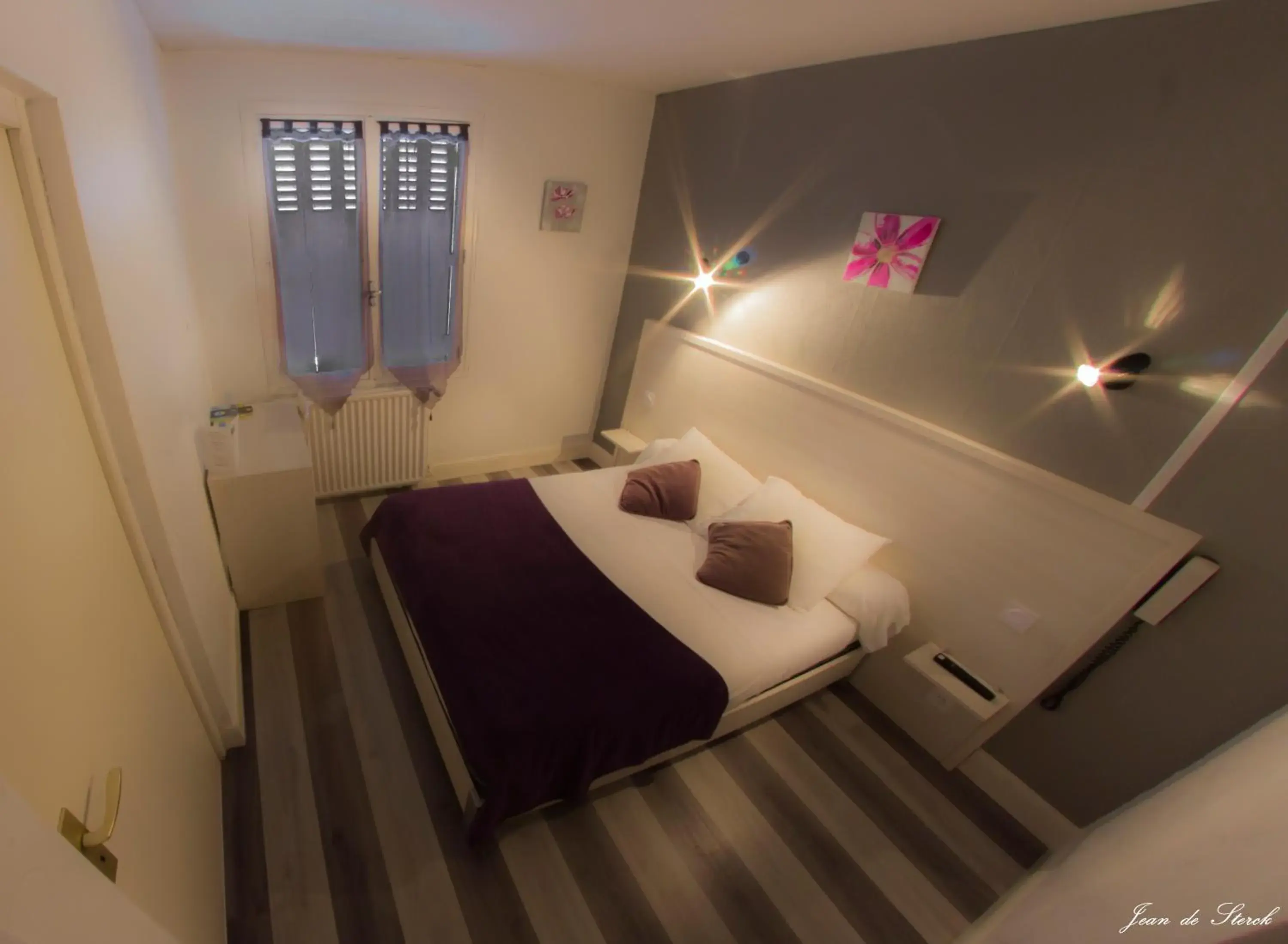 Bed in Logis Hôtel Le pont d'Arcole Bed in Logis Hôtel Le pont d'Arcole