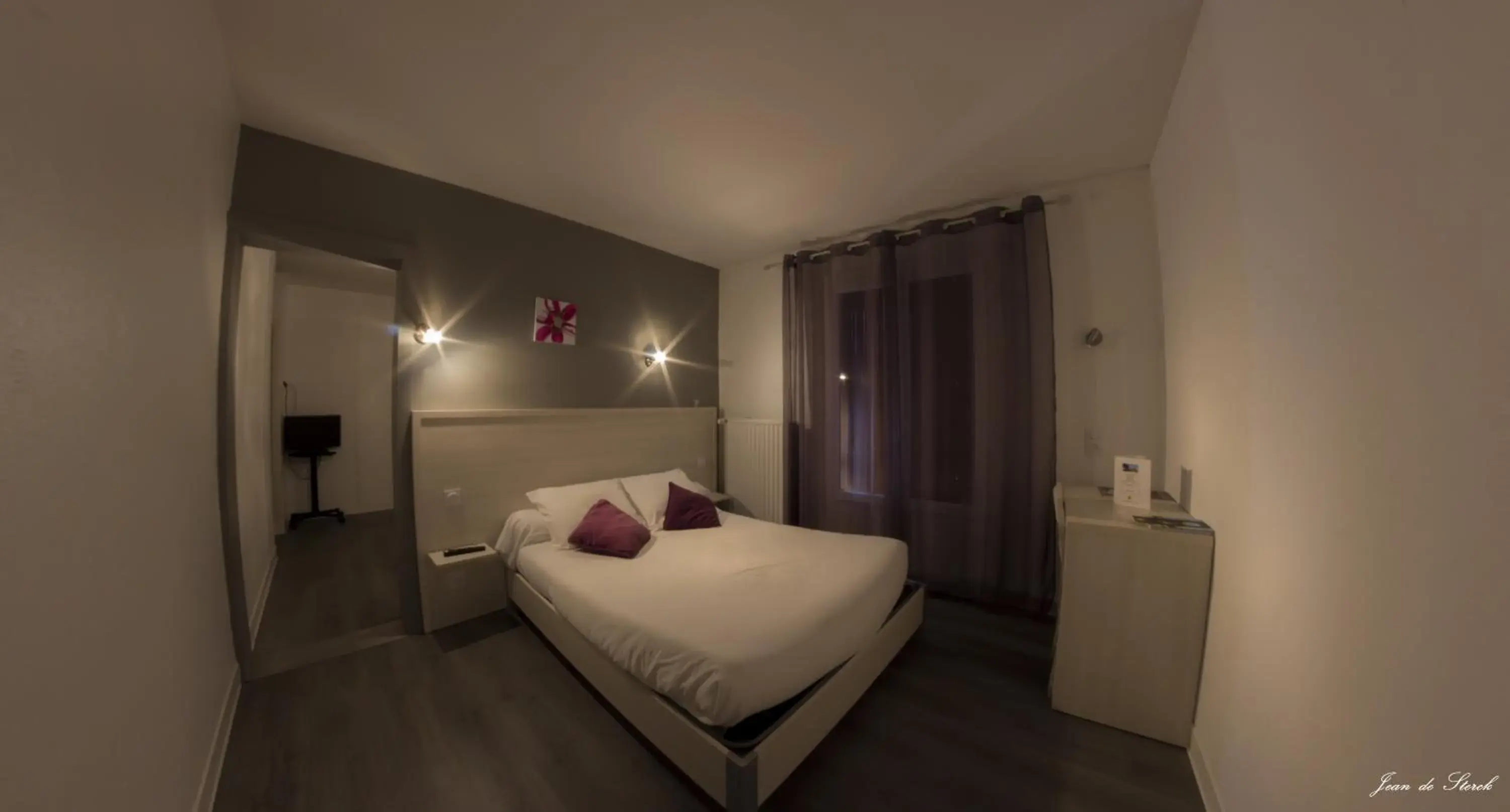 Bed in Logis Hôtel Le pont d'Arcole Bed in Logis Hôtel Le pont d'Arcole