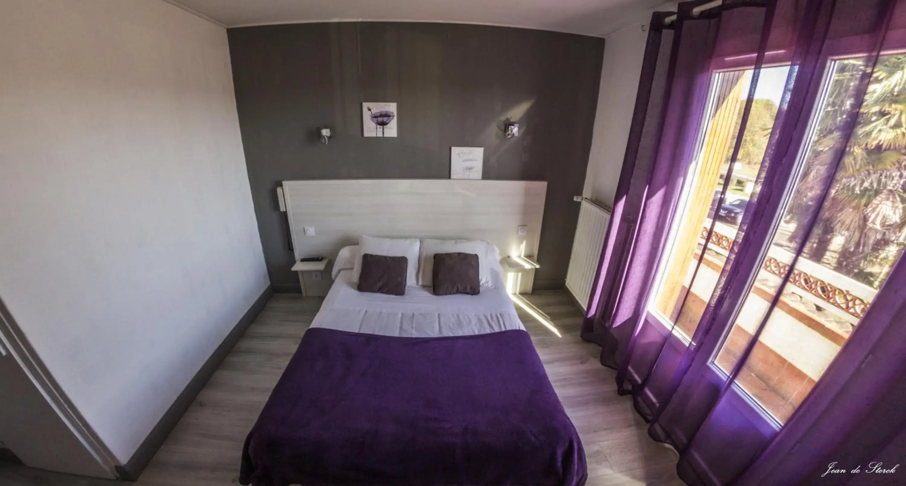 Bed in Logis Hôtel Le pont d'Arcole Bed in Logis Hôtel Le pont d'Arcole