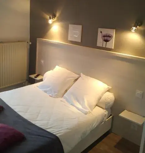 Bed in Logis Hôtel Le pont d'Arcole Bed in Logis Hôtel Le pont d'Arcole