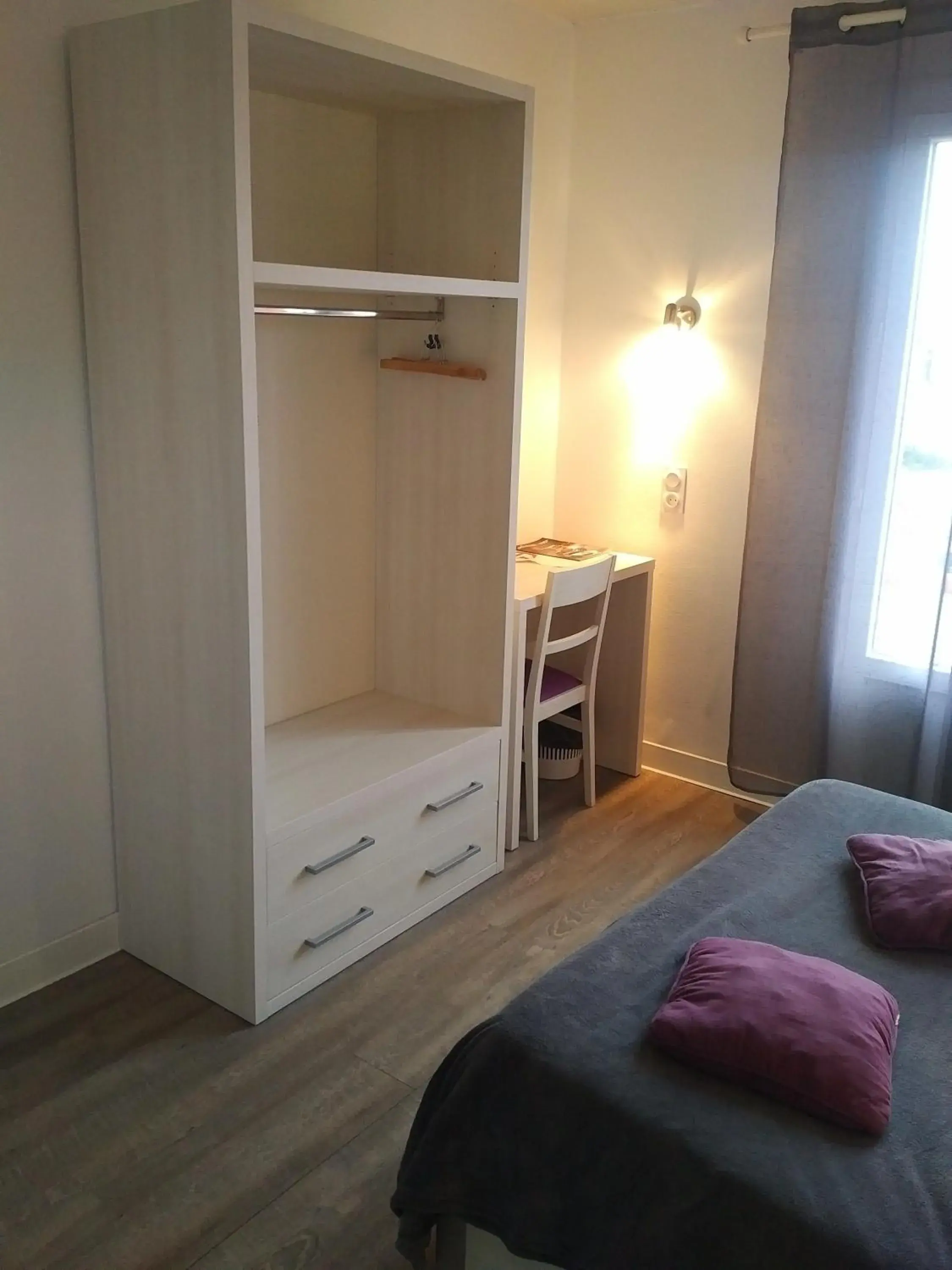 Bed in Logis Hôtel Le pont d'Arcole Bed in Logis Hôtel Le pont d'Arcole