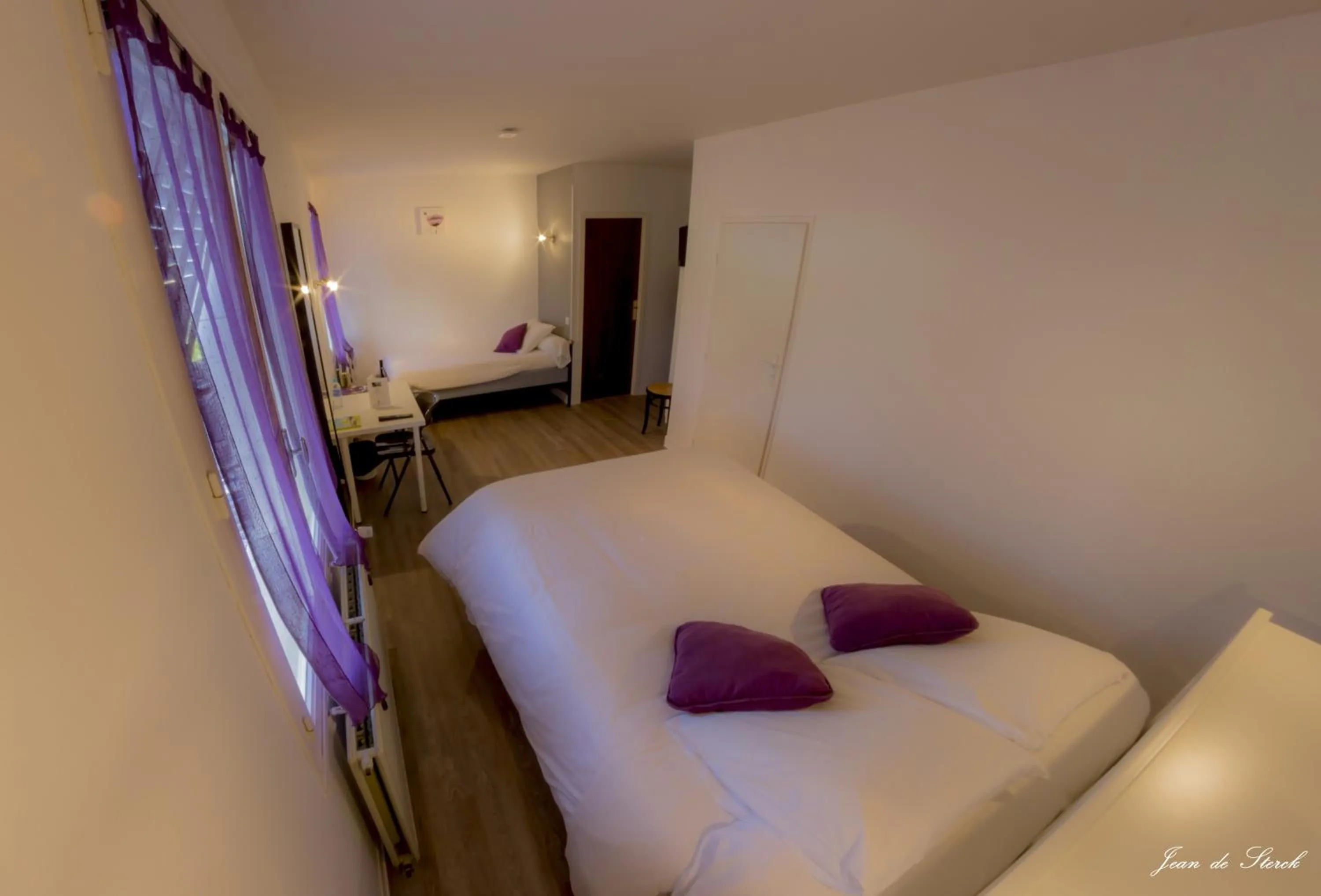 Bed in Logis Hôtel Le pont d'Arcole