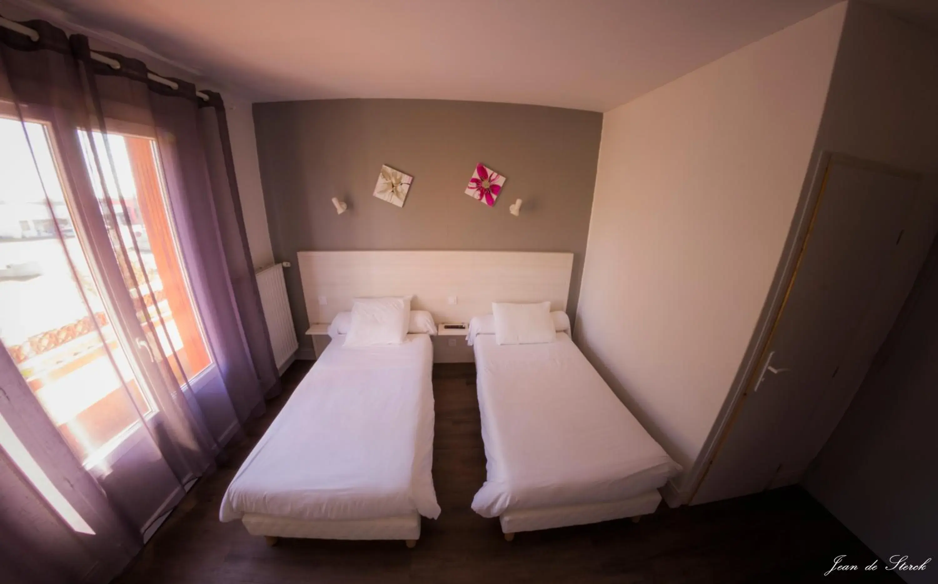 Bed in Logis Hôtel Le pont d'Arcole Bed in Logis Hôtel Le pont d'Arcole