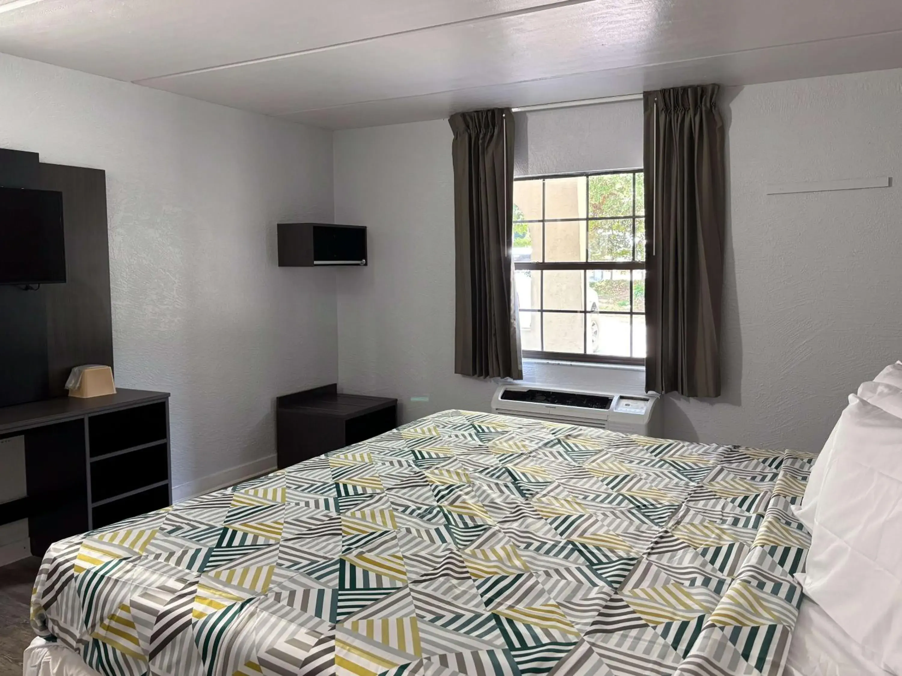 Bedroom, Bed in Motel 6 Tallahassee, FL North Monroe Bedroom, Bed in Motel 6 Tallahassee, FL North Monroe