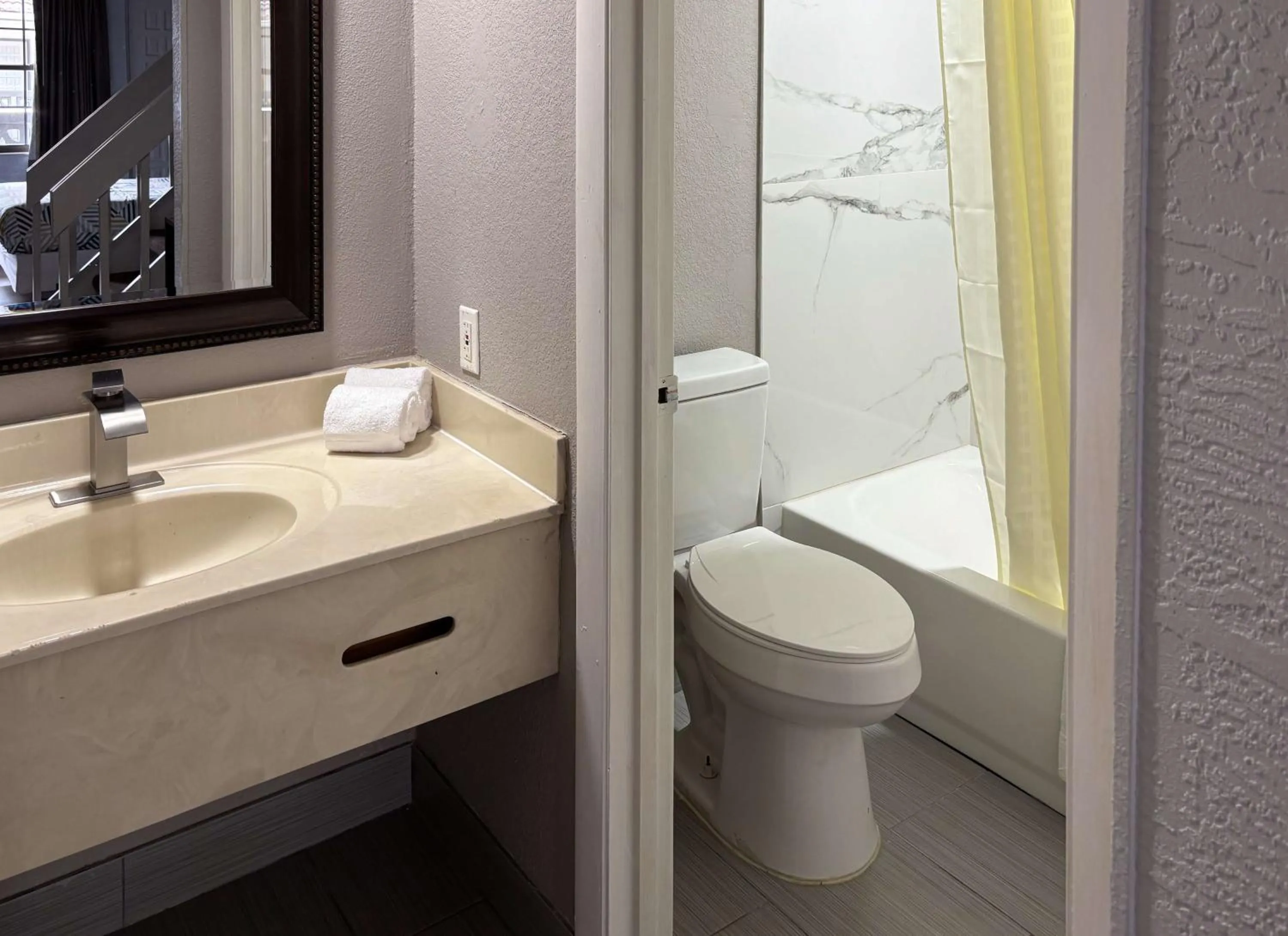 Bathroom in La Casa Inn and Suites