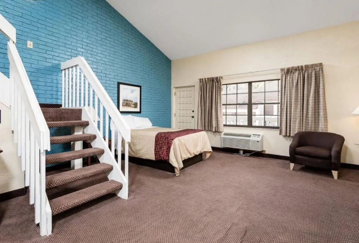 Bed in La Casa Inn and Suites