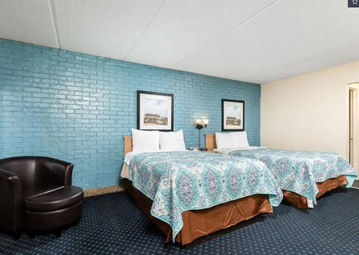 Bed in La Casa Inn and Suites