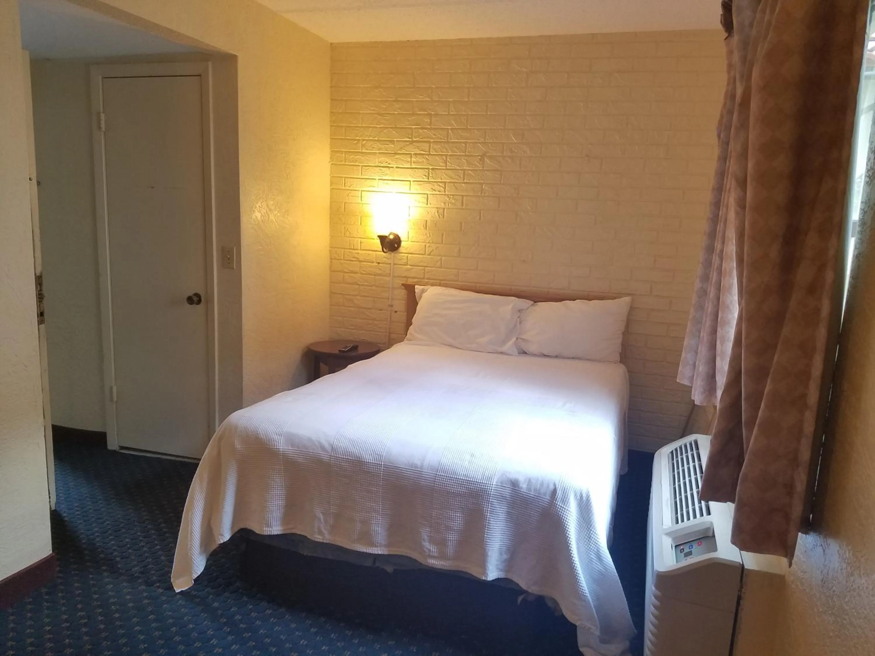 Bed in La Casa Inn and Suites