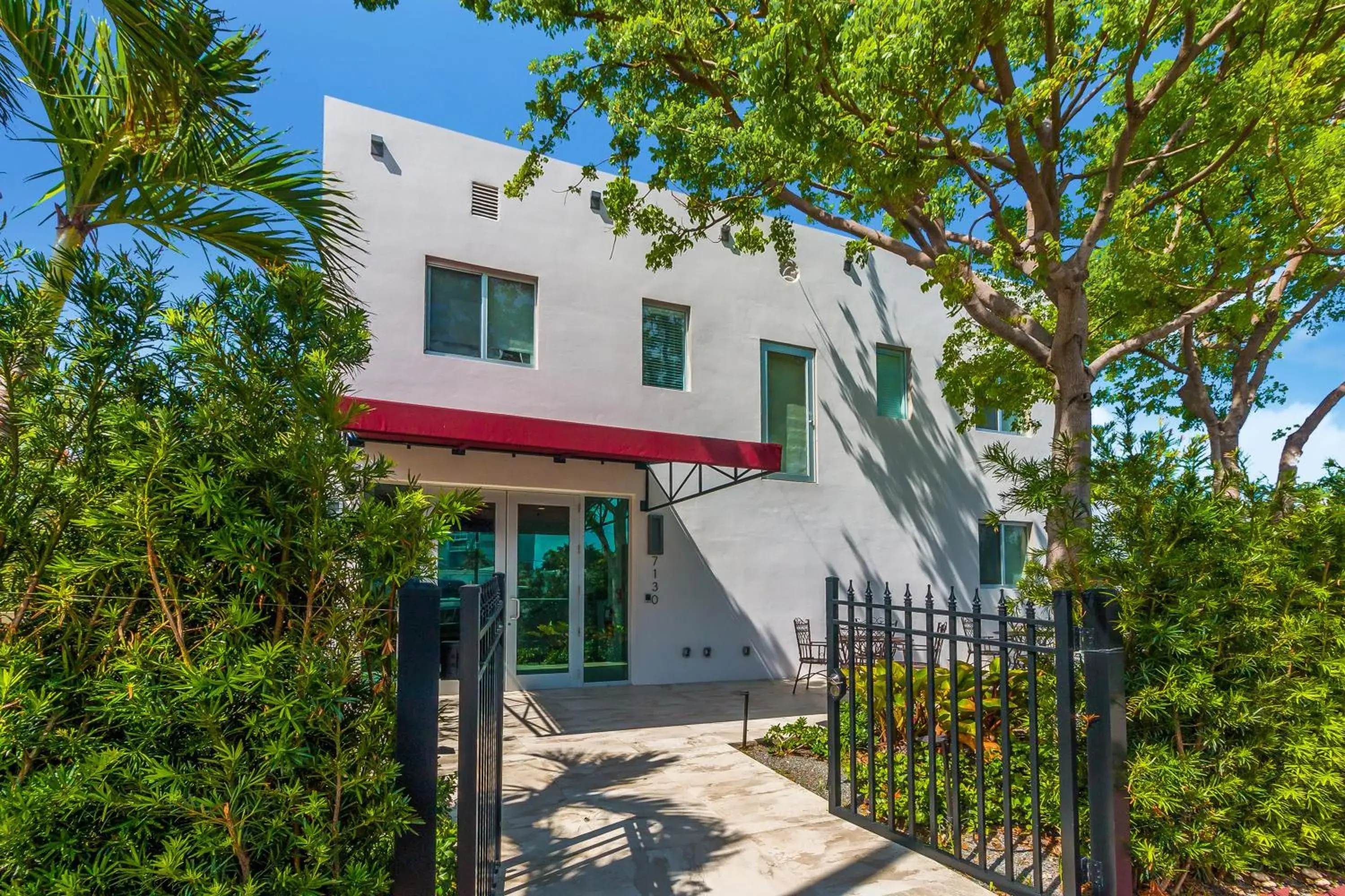 Facade/entrance in Costa Norte Boutique Hotel Miami Beach Facade/entrance in Costa Norte Boutique Hotel Miami Beach