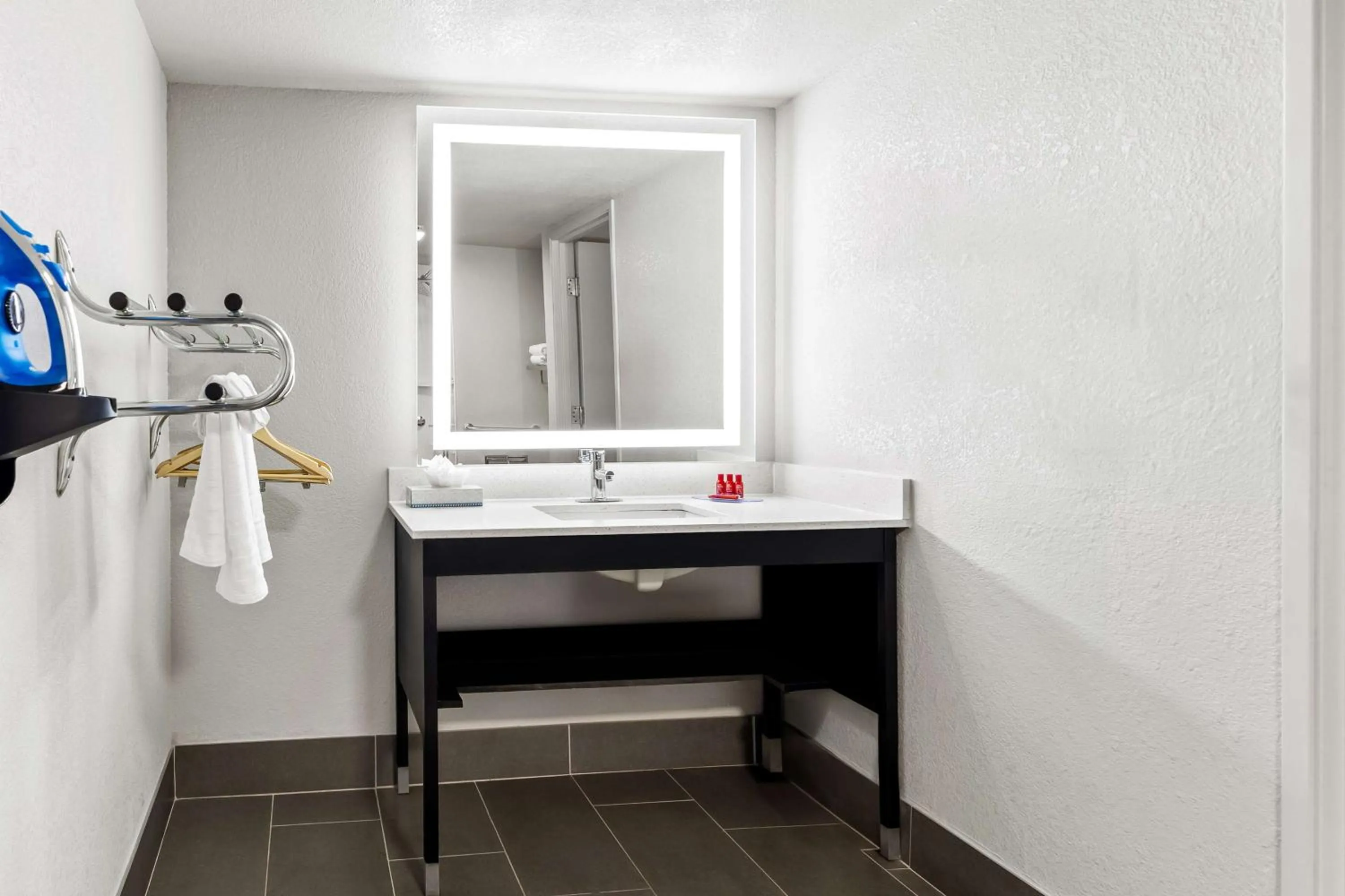 Bathroom in SureStay Hotel by Best Western Phoenix Airport